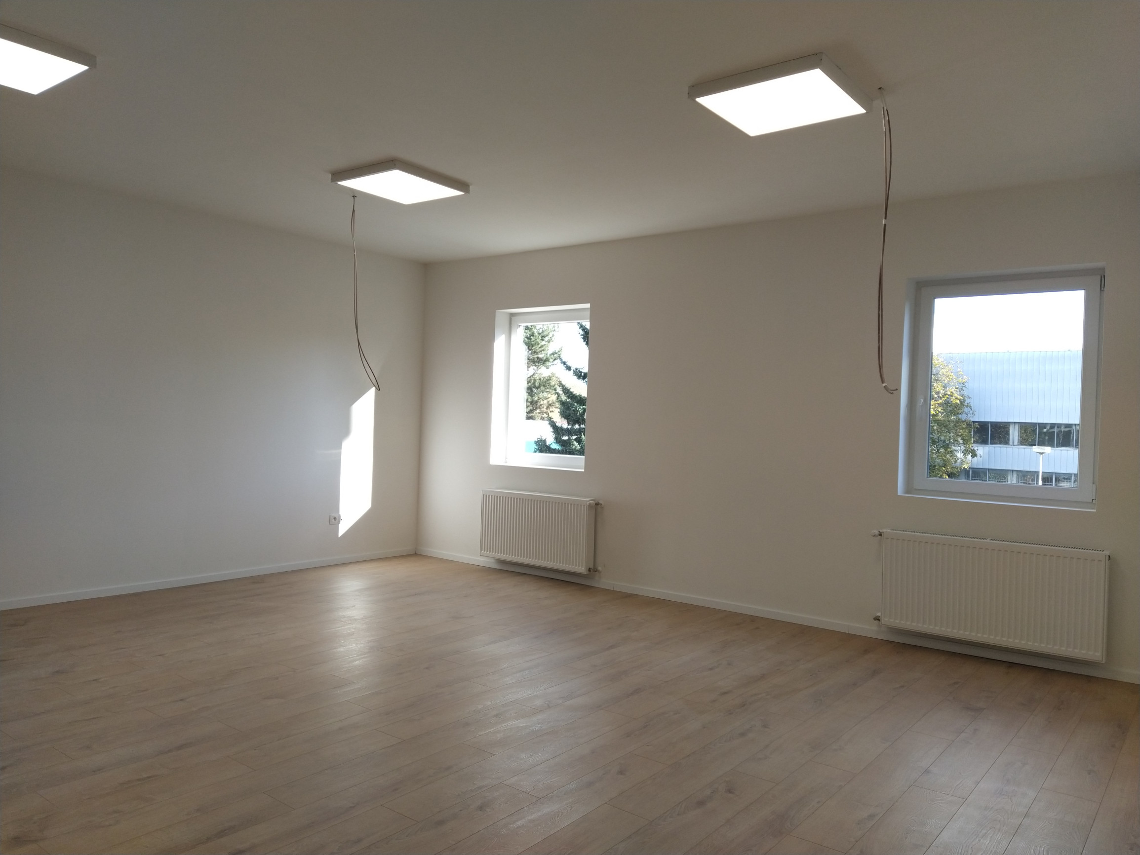 LEN: 10€/m2/mesiac! Prenájom viacúčelová miestnosť s umývadlom! 39 m2, ul. Polianky, BA IV., Dúbravka.