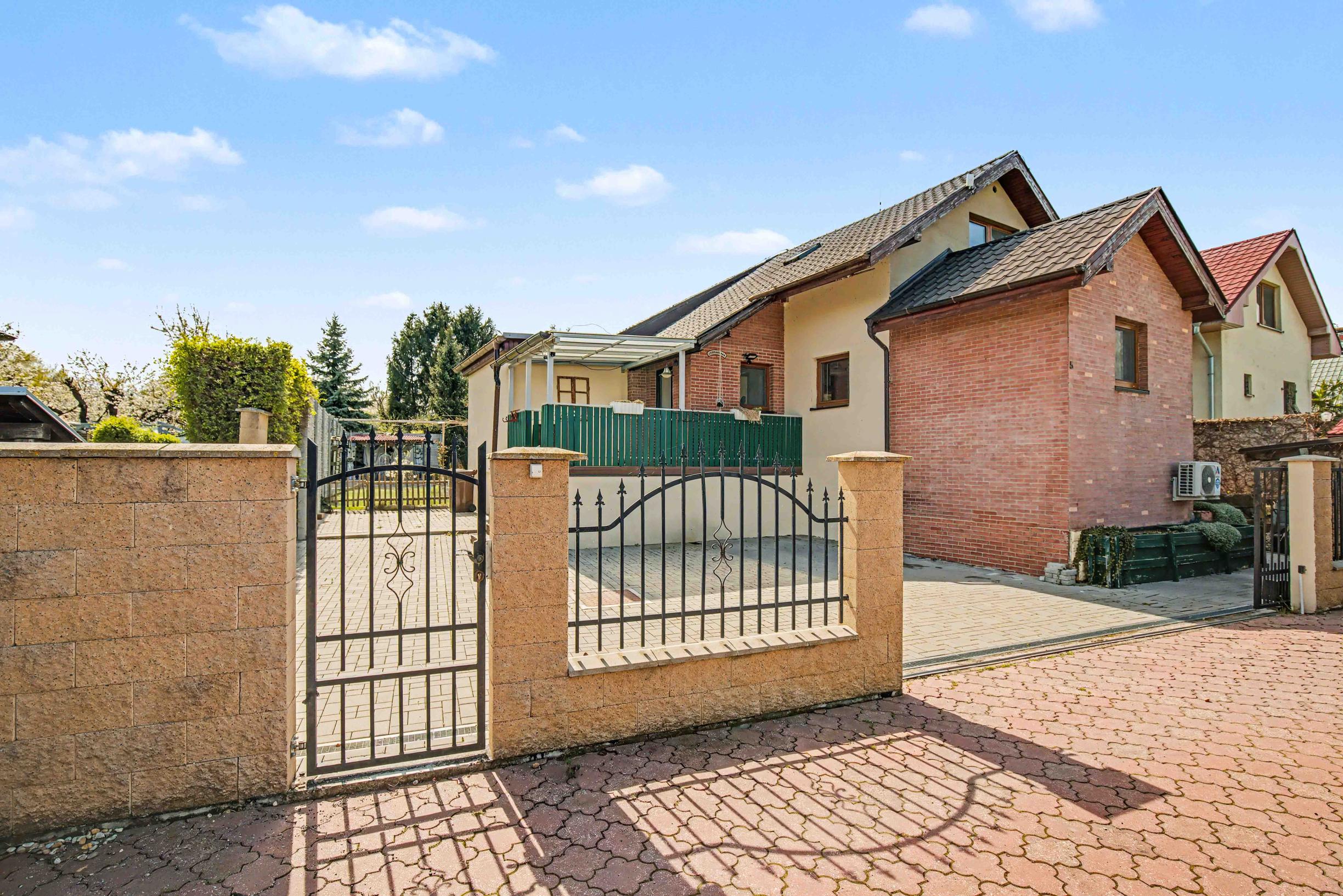 RODINNÝ DOM PRI DUNAJI S DOVOLENKOVOU ATMOSFÉROU - HAMULIAKOVO