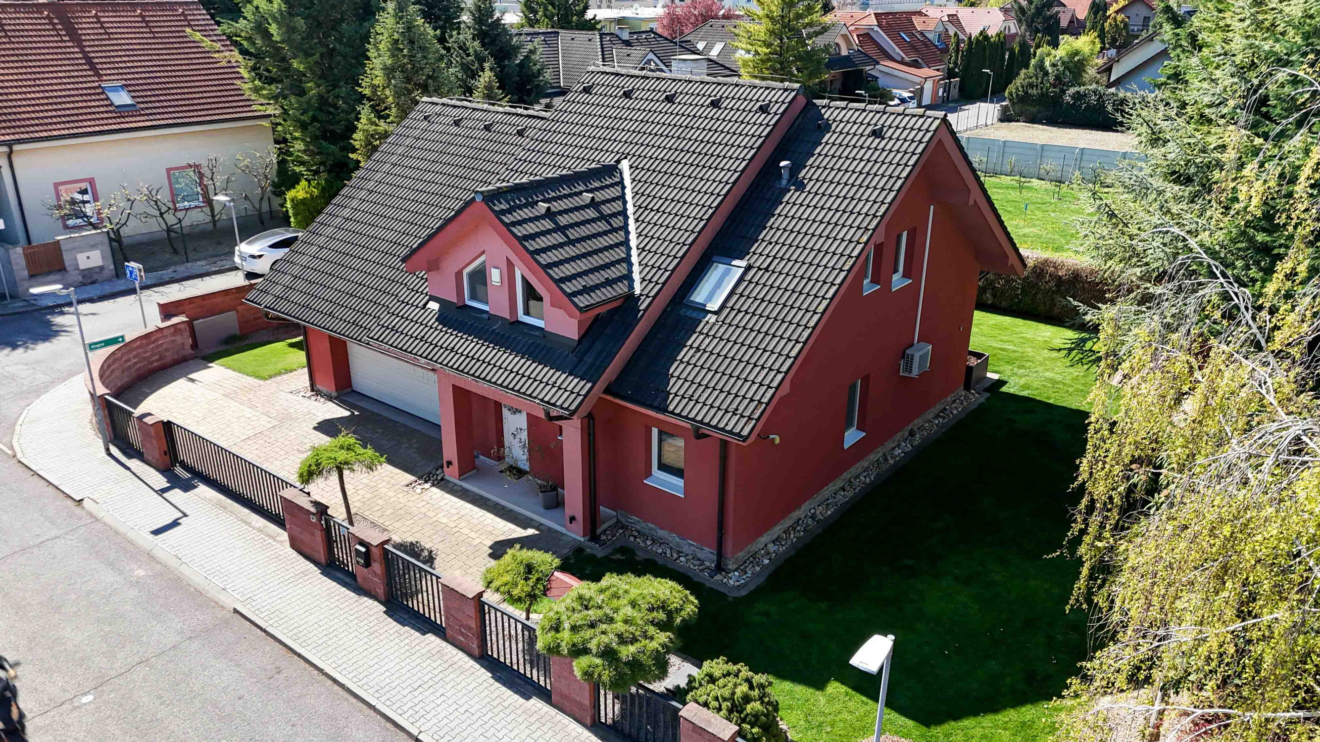 PRIESTRANNÝ 5I RODINNÝ DOM S DVOJGARÁŽOU A KRÁSNOU ZÁHRADOU