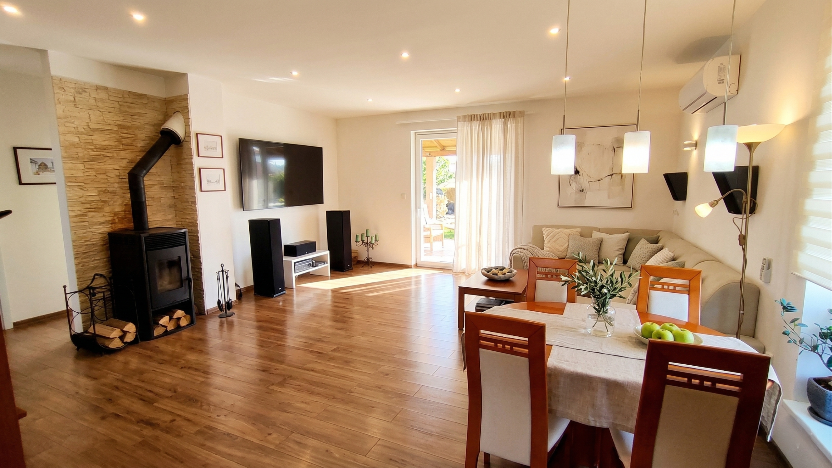 Na predaj novostavba rodinného domu s krásnym udržiavaným pozemkom, v súkromnou areáli, okolie Nových Zámkov