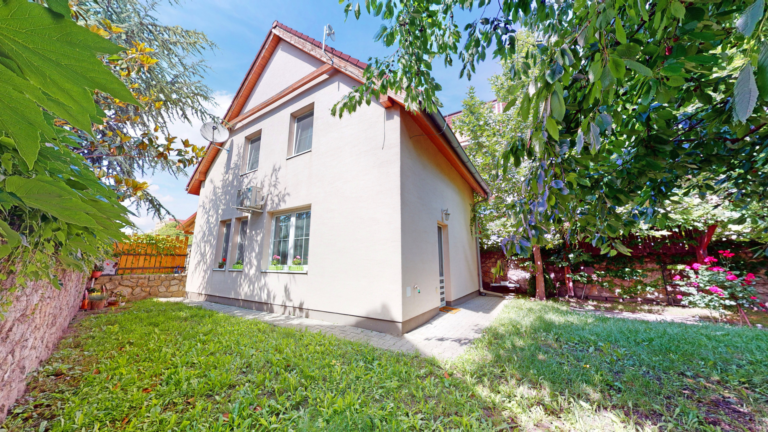 KOMPLETNE ZARIADENÝ PODPIVNIČENÝ DVOJPODLAŽNÝ 3I RODINNÝ DOM SO ZÁHRADOU