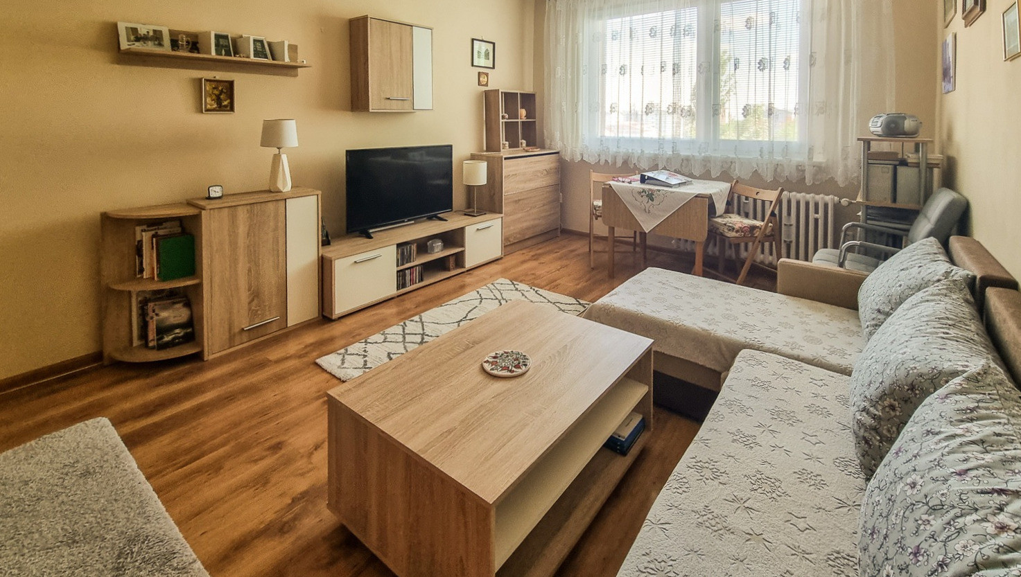 ZREKONŠTRUOVANÝ A KOMPLETNE ZARIADENÝ 1I BYT S PIVNICOU