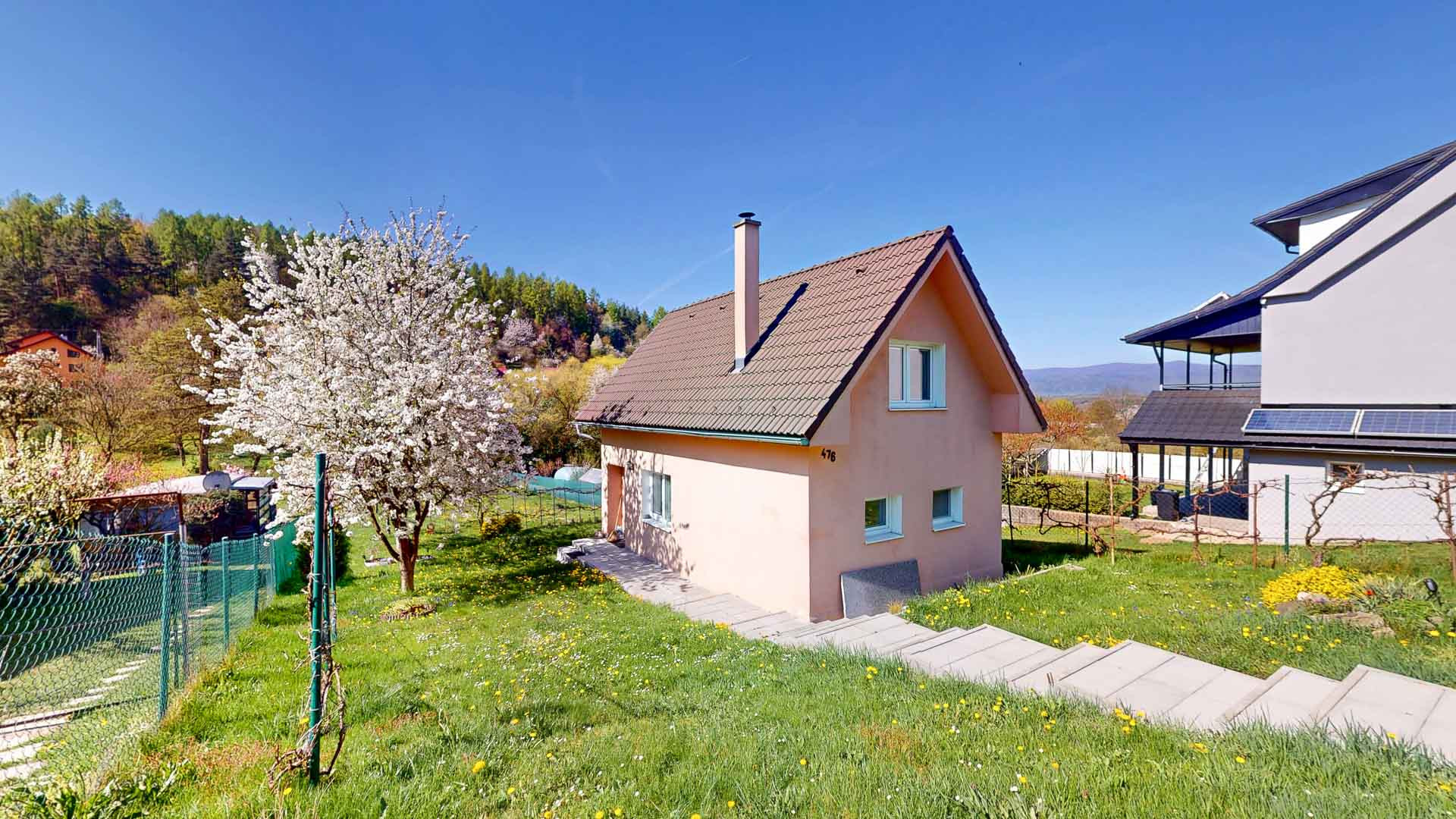 Čarovná murovaná chata s krásnym výhľadom a veľkým slnečným pozemkom – Ladomerská Vieska na predaj