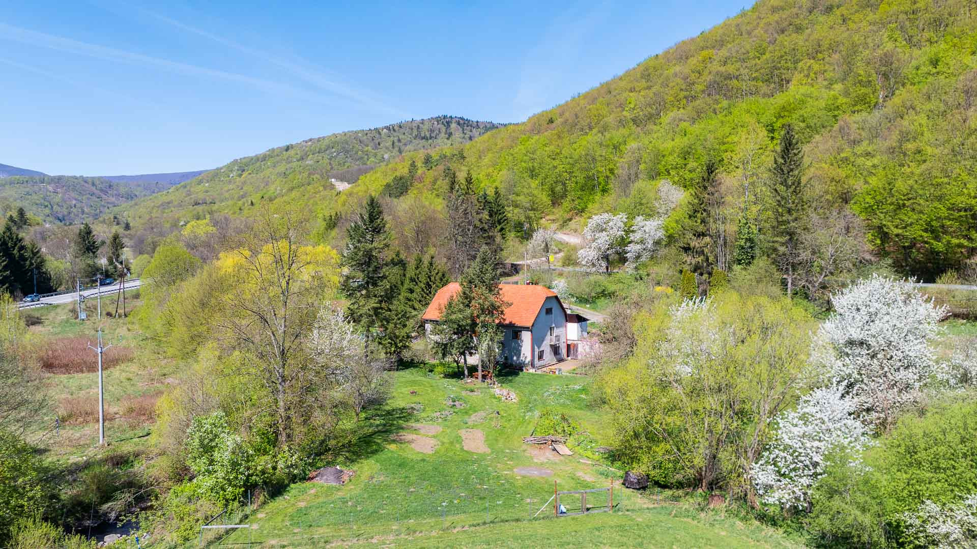 Čarovná usadlosť - rodinný dom (bývalý mlyn) na polosamote s obrovským oploteným pozemkom 9 232m2  – Janova Lehota