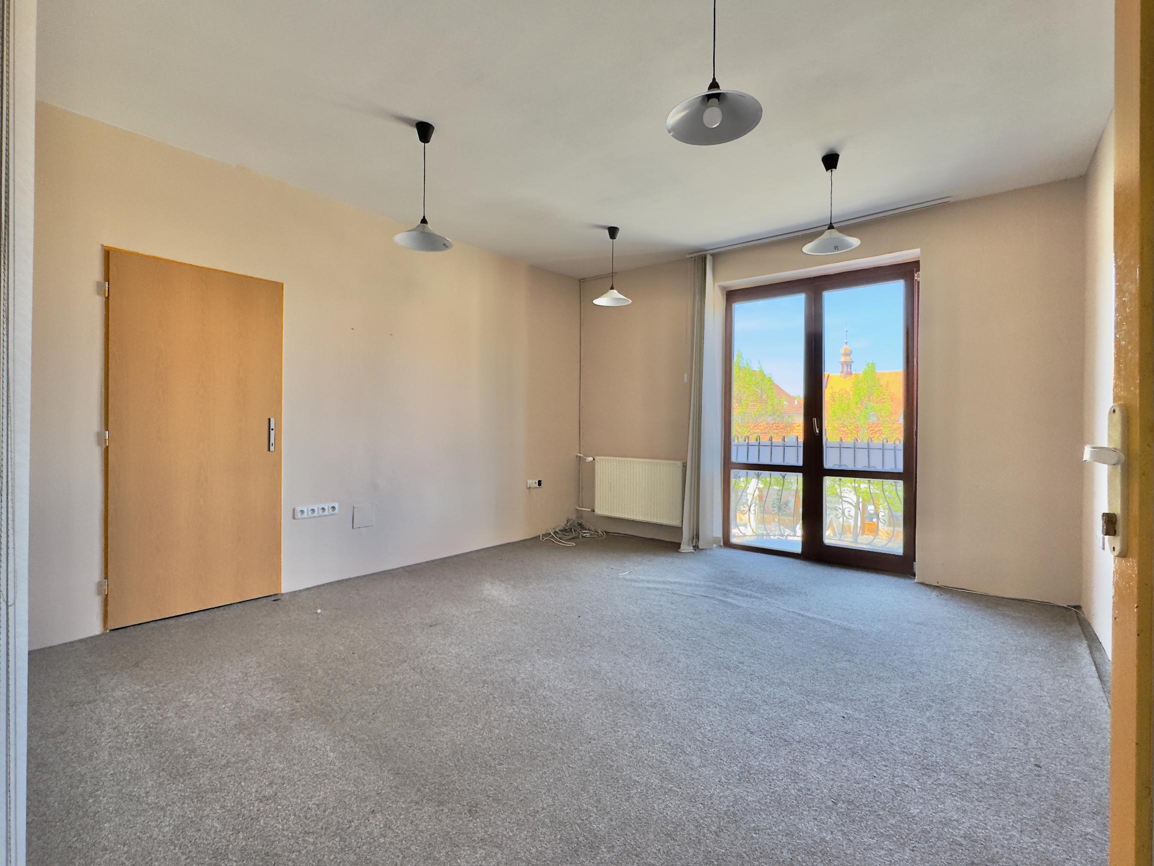 Komerčný priestor s výkladom a balkónom v srdci Skalice