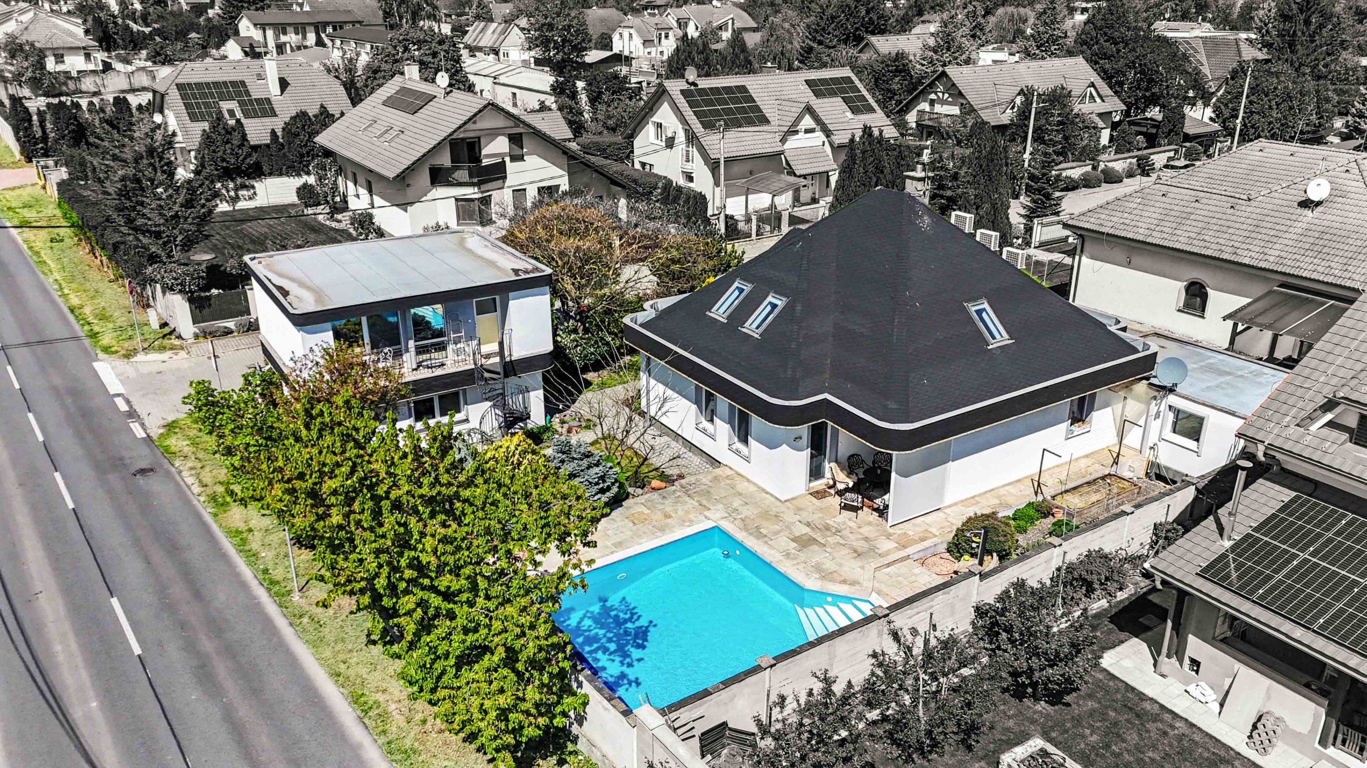 DVOJGENERAČNÝ 6I RODINNÝ DOM S GARSÓNKOU, DVOJGARÁŽOU A BAZÉNOM