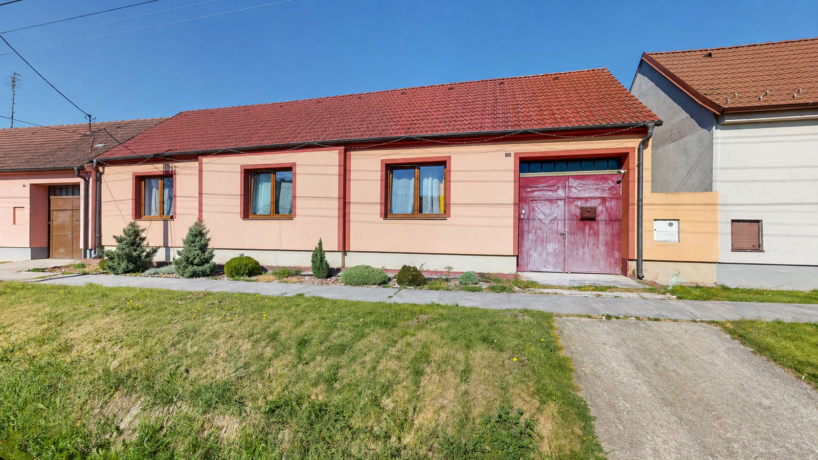 Priestranný tehlový dom s obrovským potenciálom len na skok od Trnavy – Horné Dubové