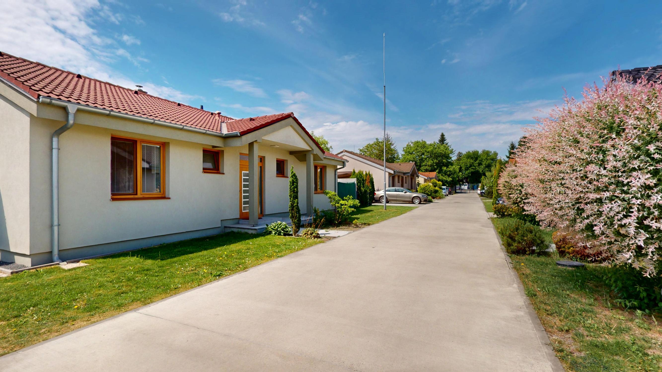 4-IZBOVÝ BUNGALOV V UZAVRETOM AREÁLI - KVETOSLAVOV