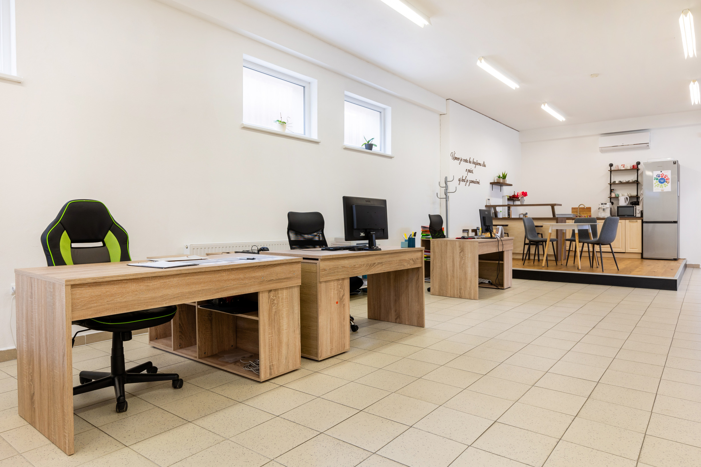 MULTIFUNKČNÝ PRIESTOR: KANCELÁRIE ŠKOLIACI PRIESTOR +OPEN SPACE+LOGISTIKA