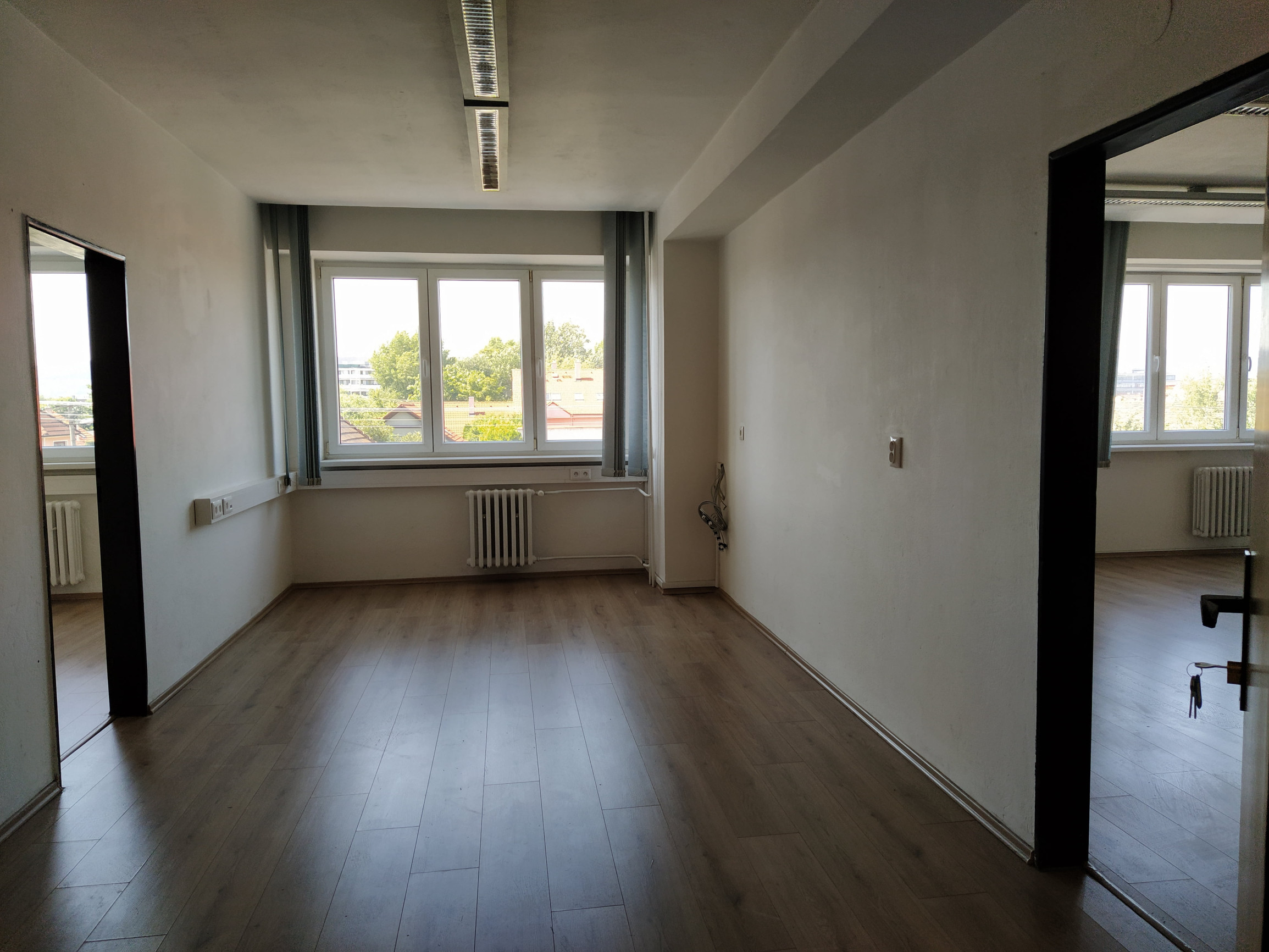 Prenájom samostatný celok 3 kancelárií/ viacúčelových miestností 80m2 s kuchynkou! + parkovanie, Bulharská ul., BA II., Trnávka.