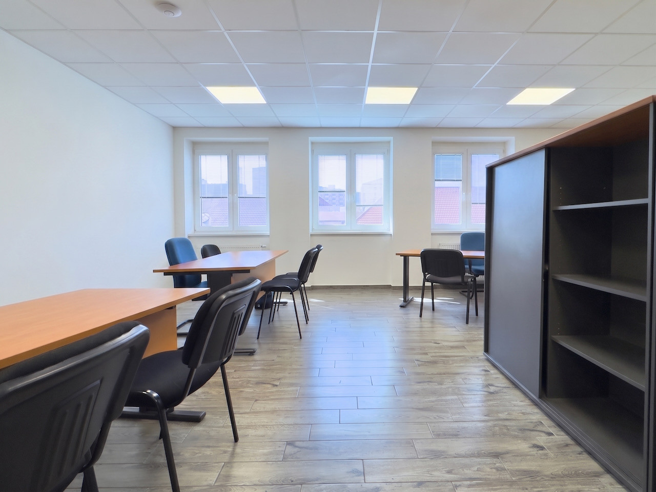 Krásny veľký priestor pre vaše podnikanie so súkromným parkovaním, Holíč - Nám. mieru
