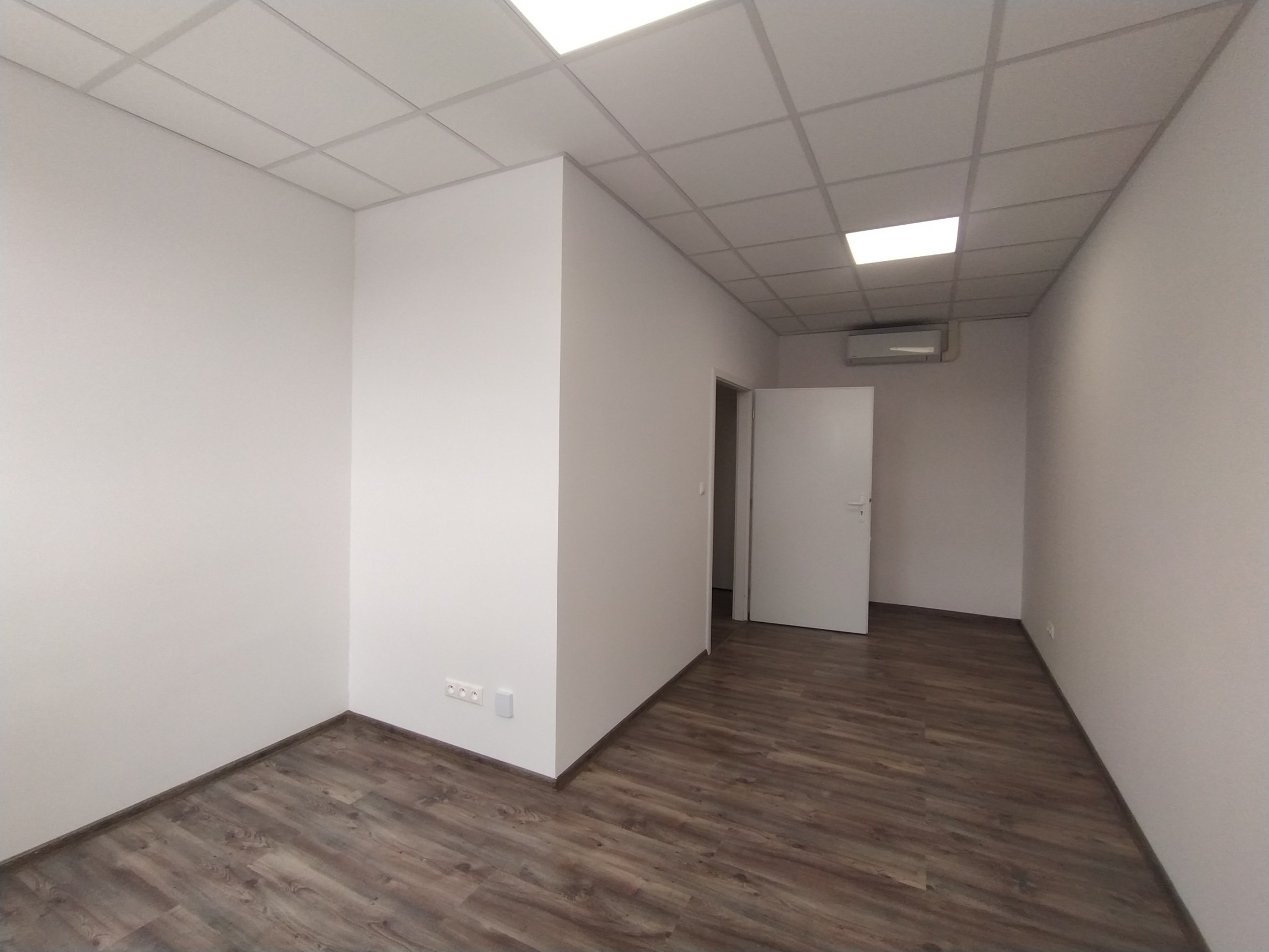 Prenájom klimatizovaná kancelária 19 m2, ul. Polianky, BA IV., Dúbravka
