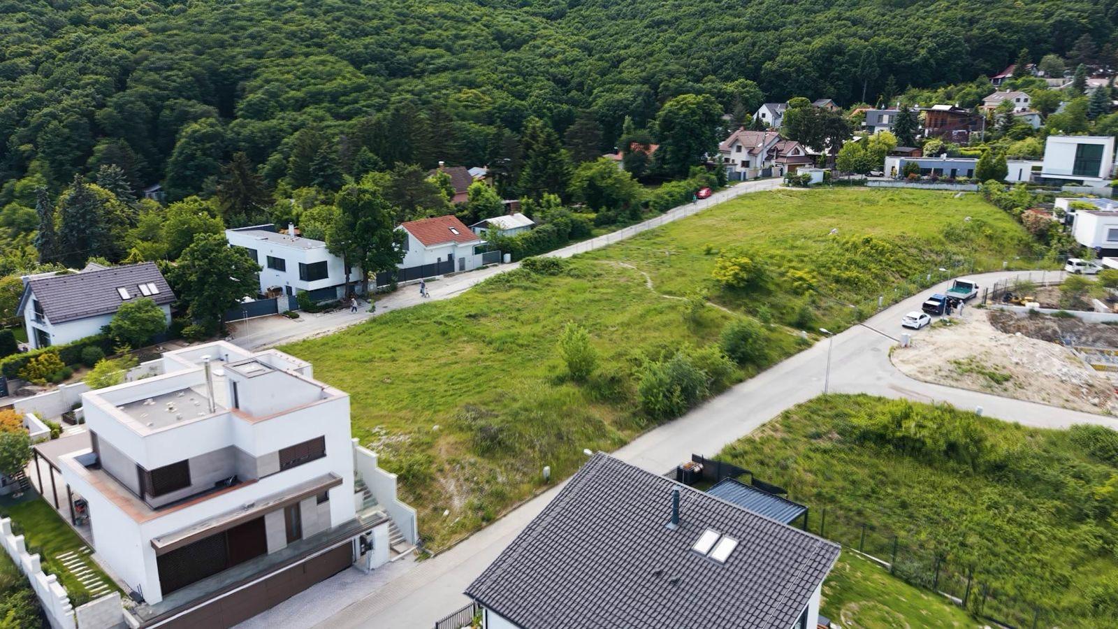 Nová Koliba- prémiový stavebný pozemok 687m² priamo pod lesom