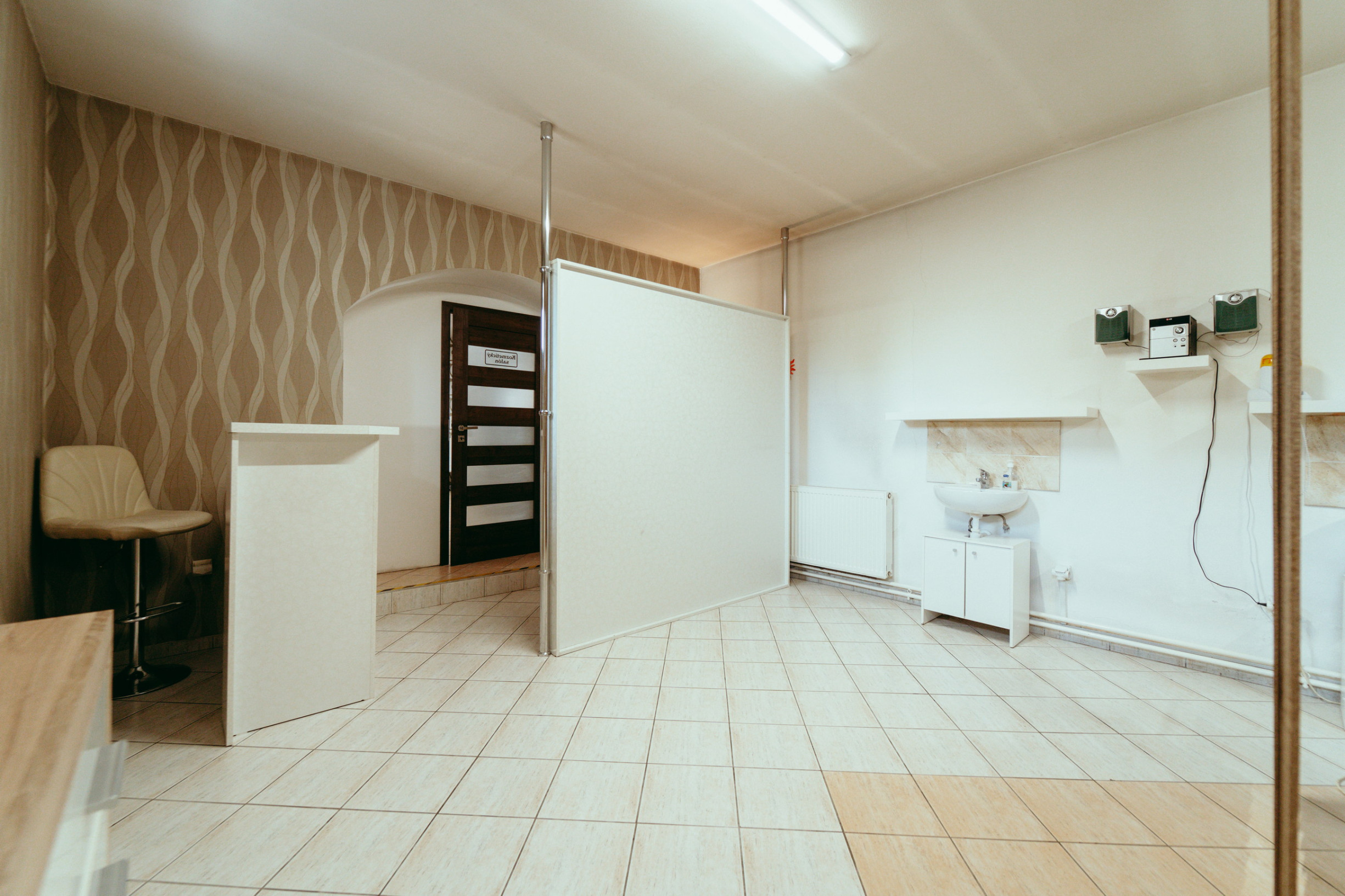 Zabehnutý komerčný priestor k podnikaniu (Salón)