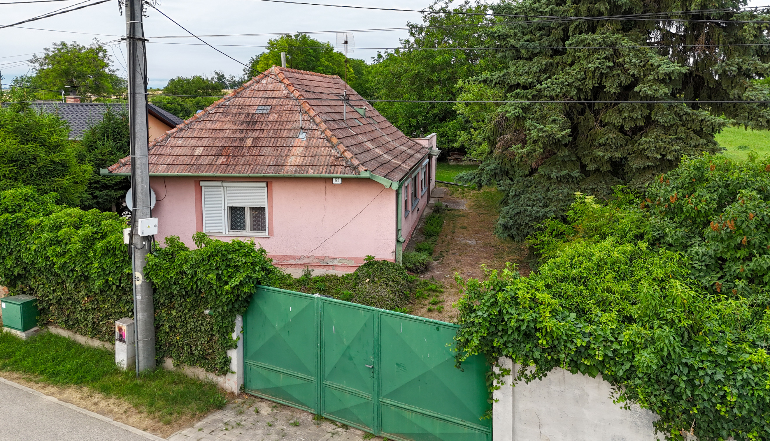 2i tehlový dom s vínnou pivnicou a pozemkom 1250 m²