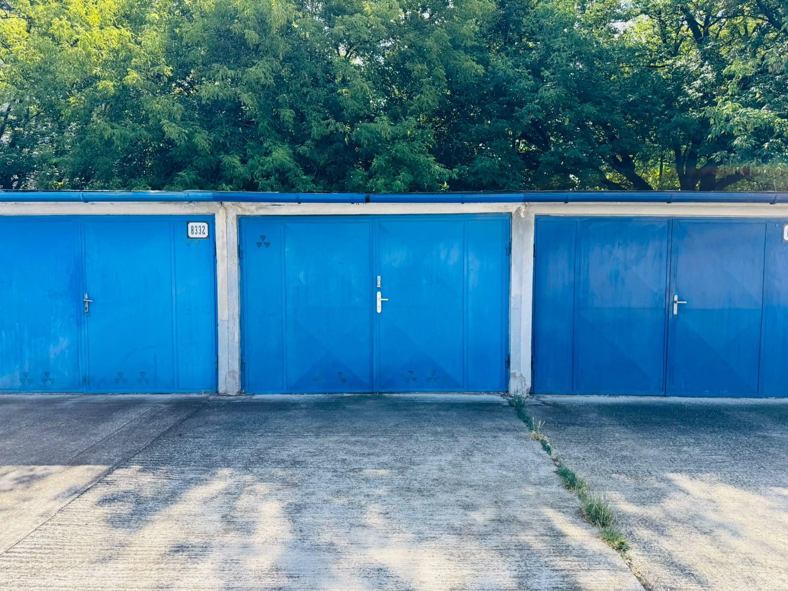 PREDAJ: GARÁŽ S JAMOU A VODOU (18 M²)