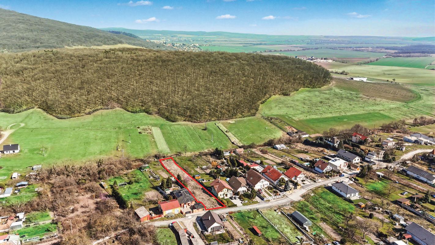 Stavebný pozemok s rozlohou 1758 m² v krásnej obci Lošonec.