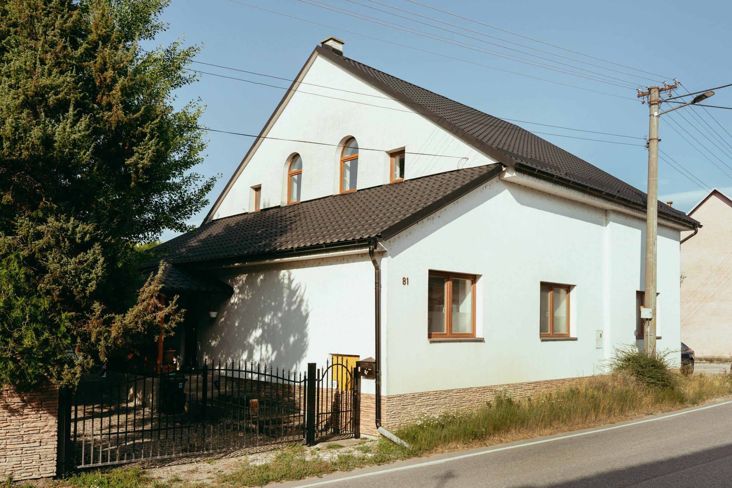 VEĽKORYSÝ RD PO REKONŠTRUKCII S POZEMKOM A PRIESTOROM PRE BÝVANIE AJ PODNIKANIE