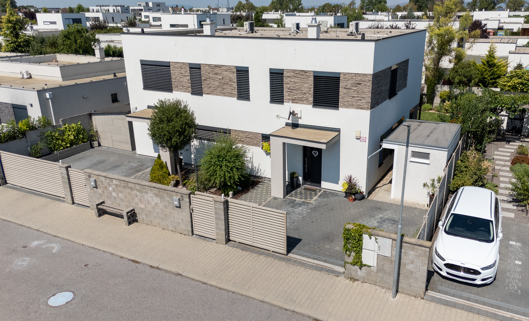 MODERNÝ 4I RODINNÝ DOM S OČARUJÚCOU ZÁHRADOU | ROVINKA RESIDENCE