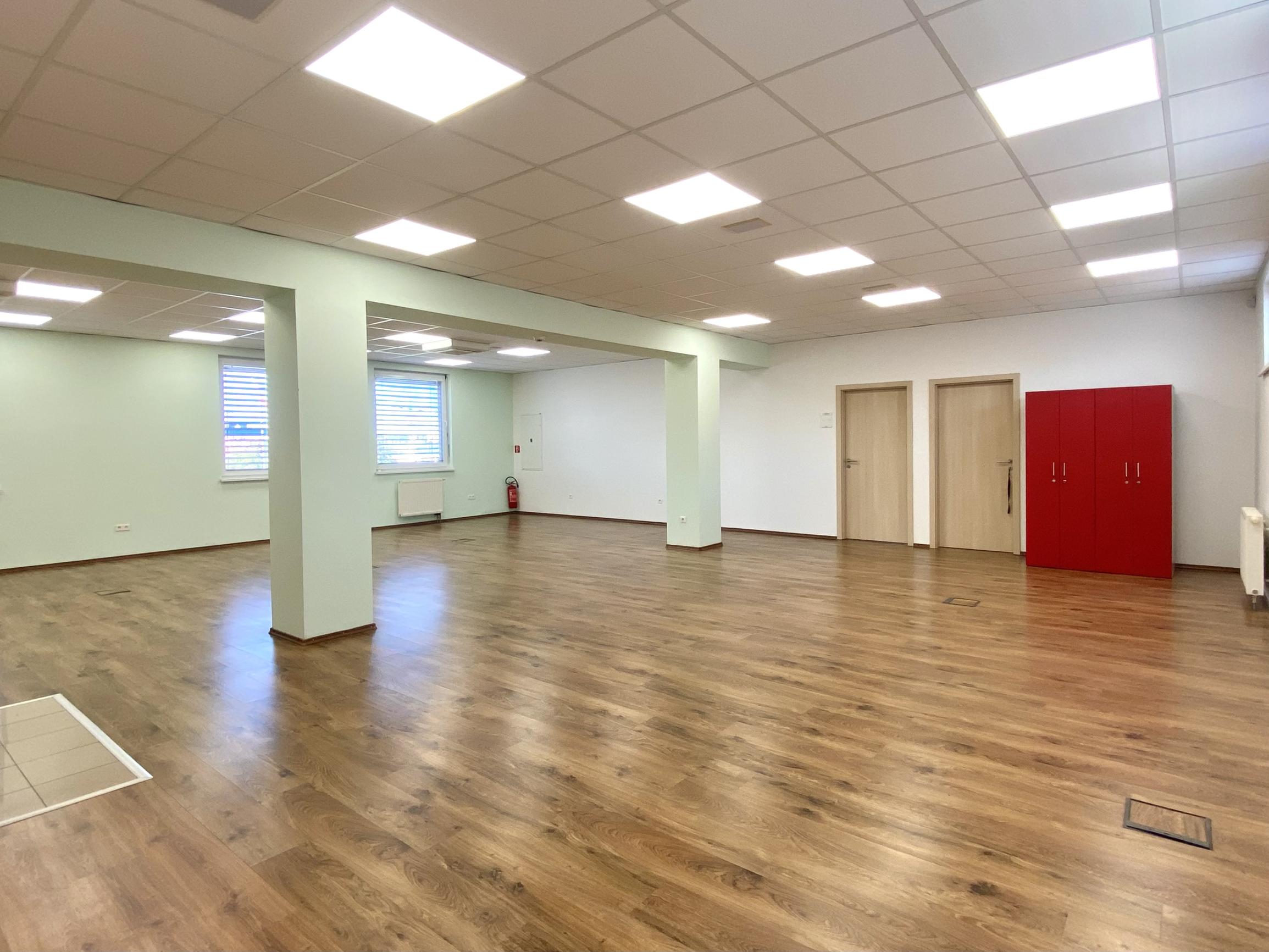 KANCELÁRSKY PRIESTOR, NITRA – FLEXIBILNÉ VYUŽITIE, 2 PARKOVACIE MIESTA