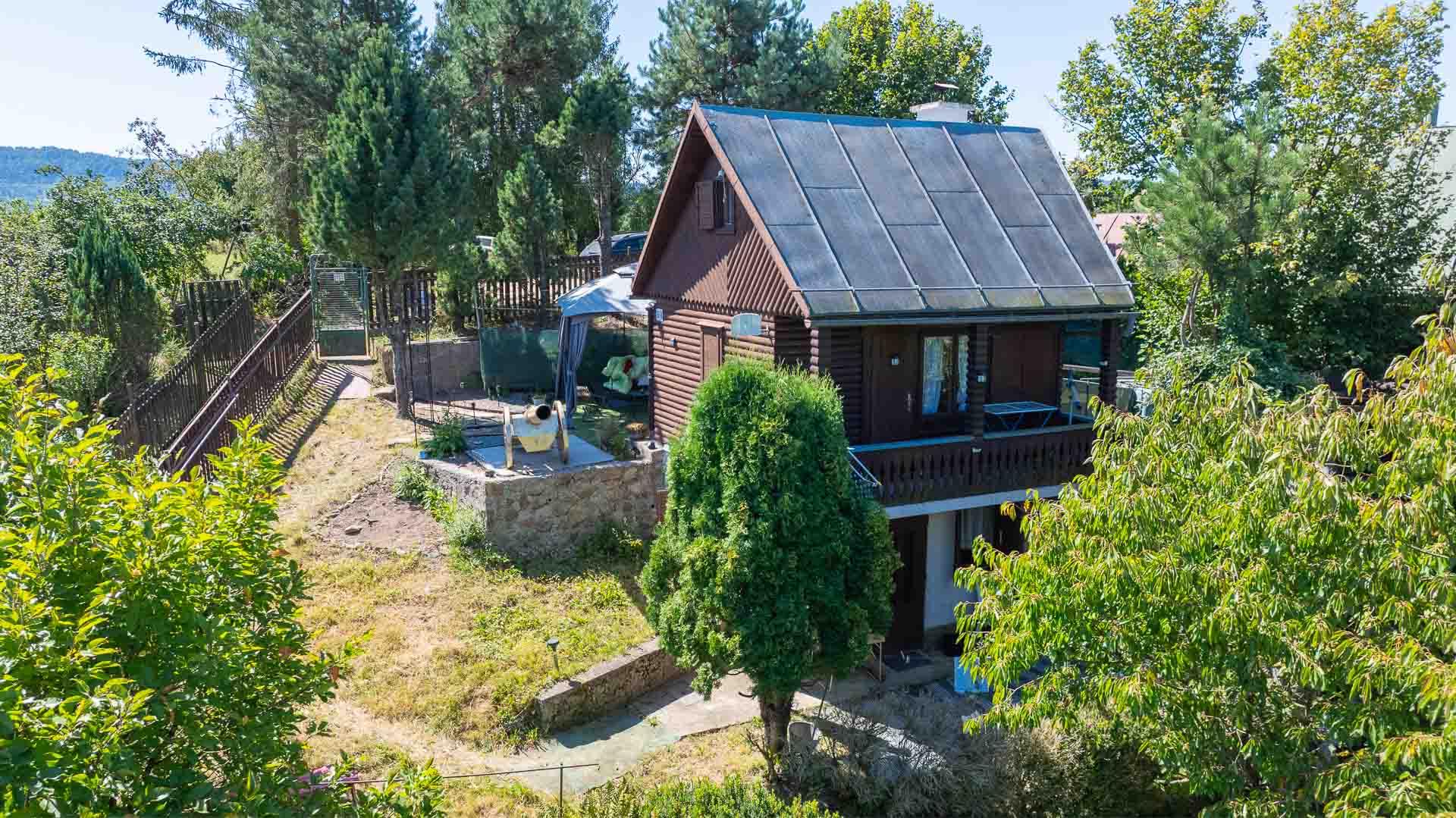 Rekreačná 3-podlažná chata v TOP stave s upraveným pozemkom a panoramatickým výhľadom, Brezno