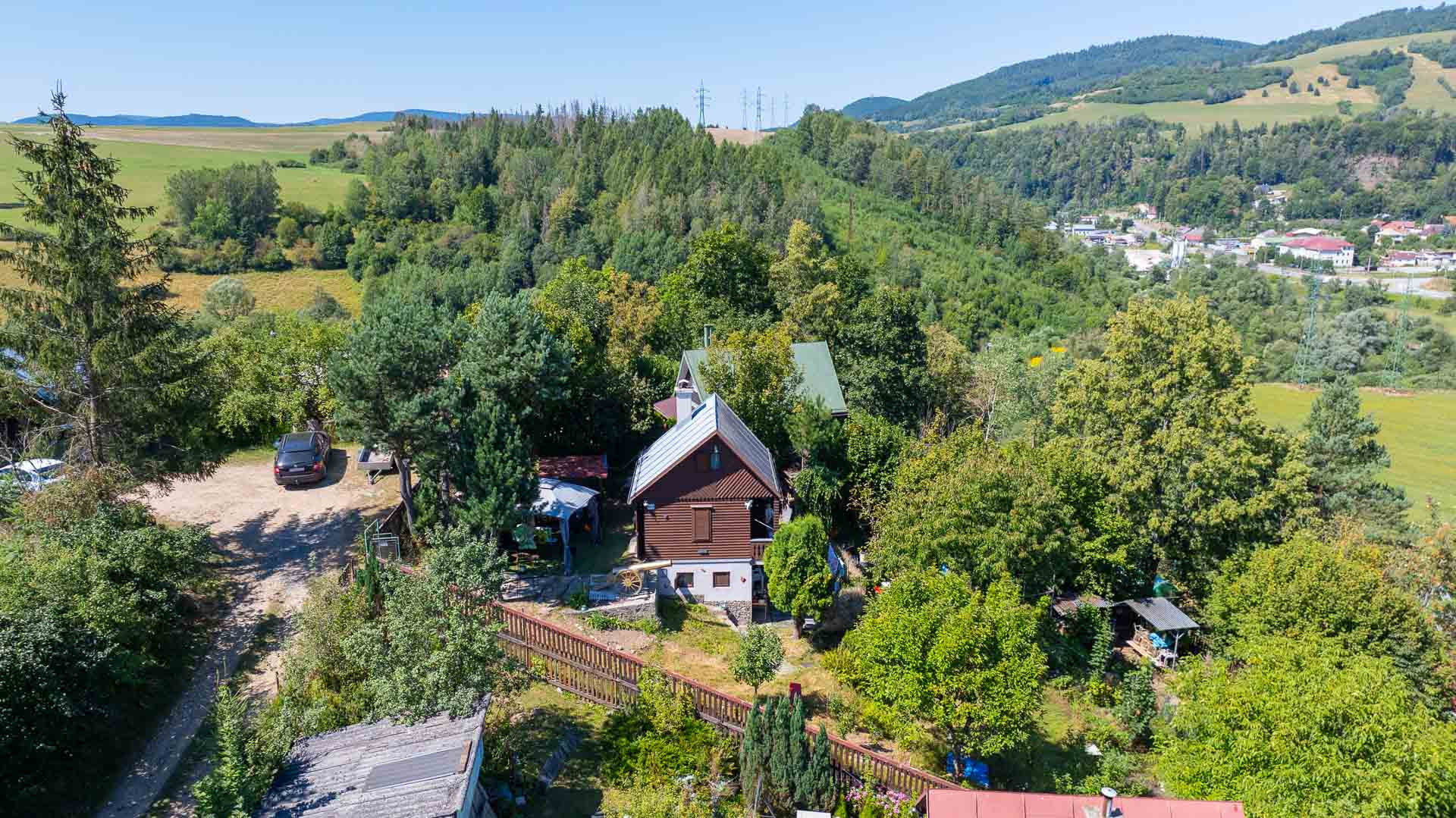 Rekreačná 3-podlažná chata v TOP stave s upraveným pozemkom a panoramatickým výhľadom, Brezno
