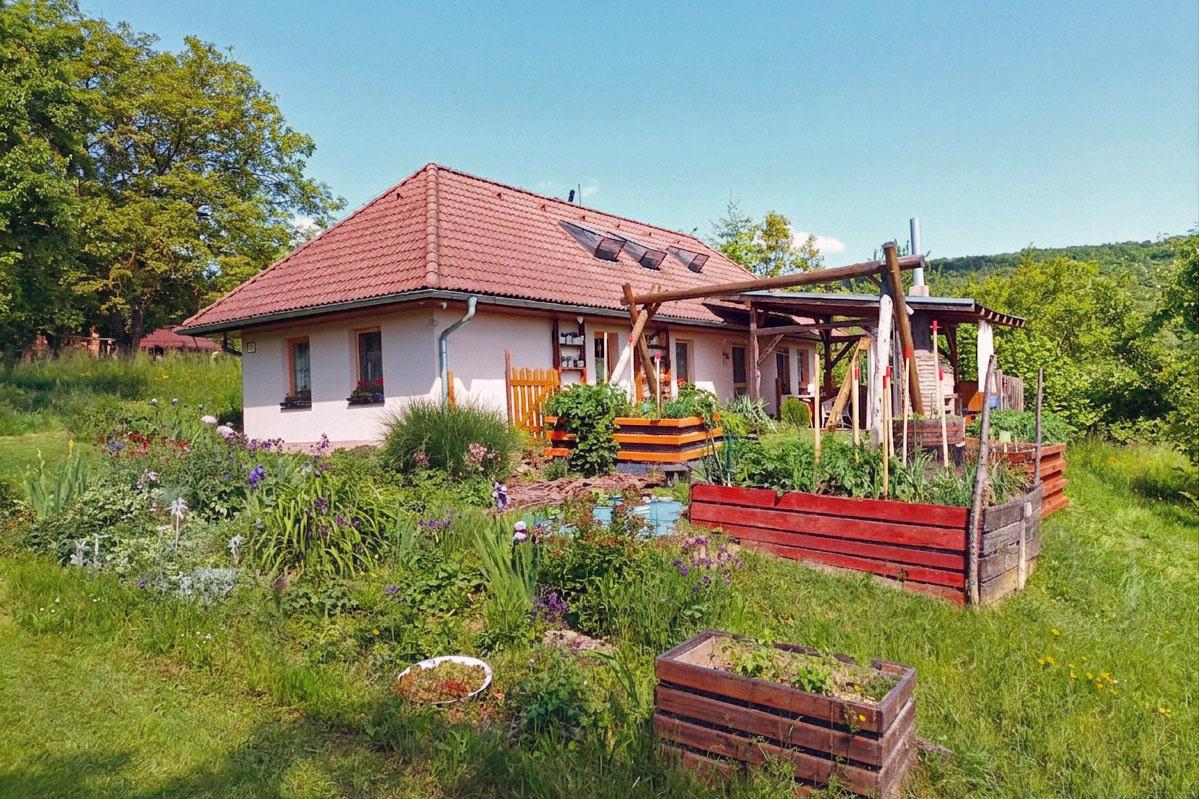 Chalupa na polosamote na Myjavských kopaniciach