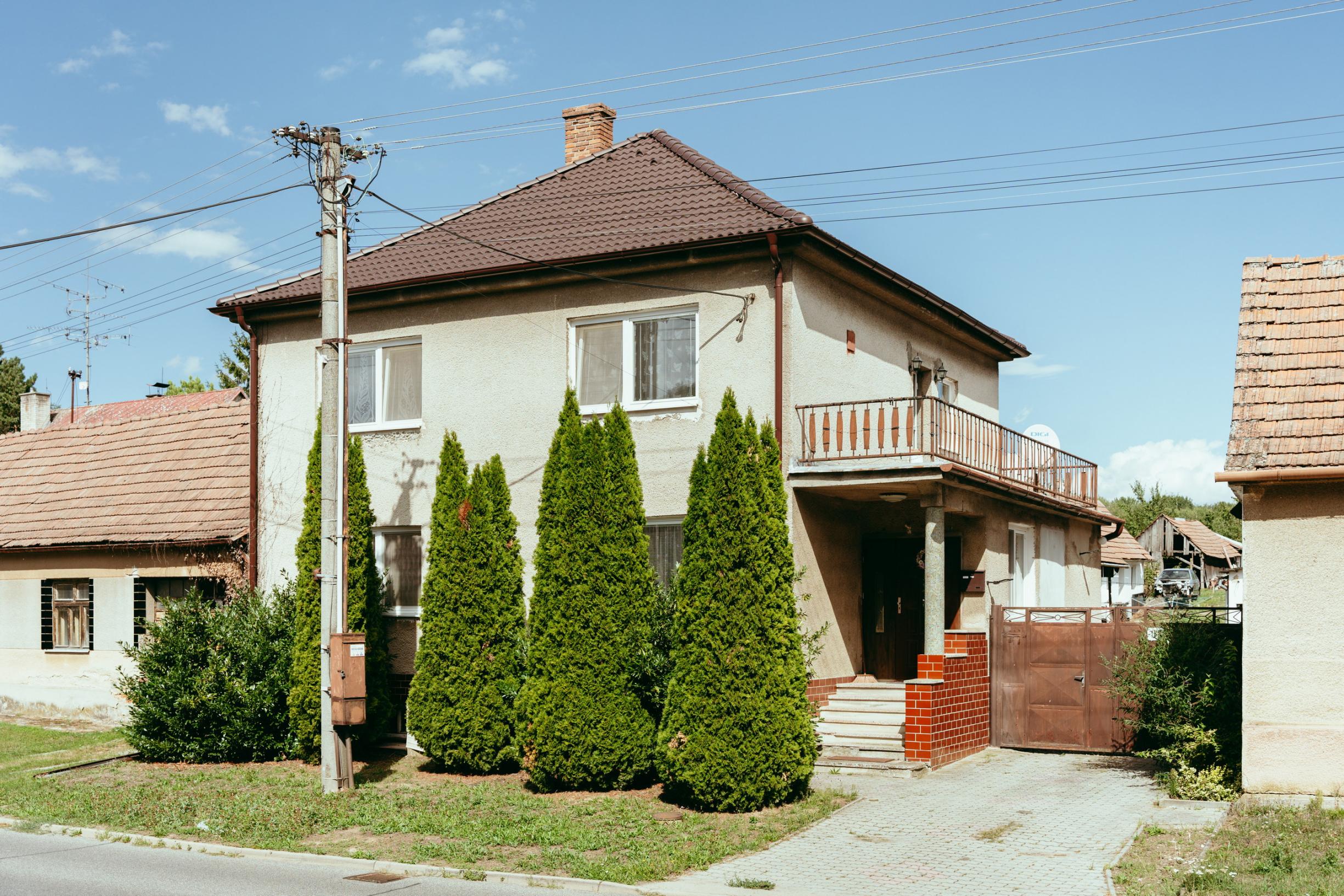 6-IZBOVÝ TEHLOVÝ DOM (NOVÁ STRECHA, KOTOL A SIETE)
