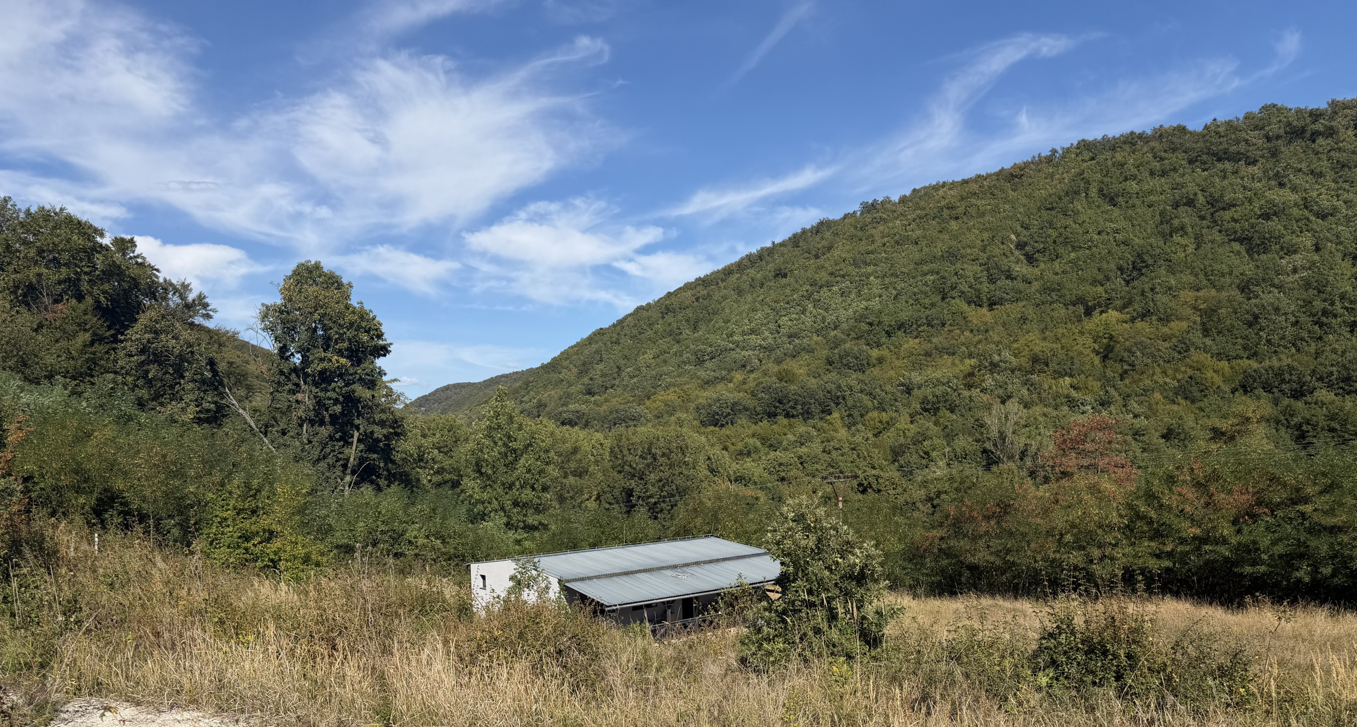 EXKLUZÍVNA FARMA NA SAMOTE – 33 000 m², NOVOSTAVBA DOMU, ABSOLÚTNE SÚKROMIE | HORNÉ PLACHTINCE | OKRES VEĽKÝ KRTÍŠ