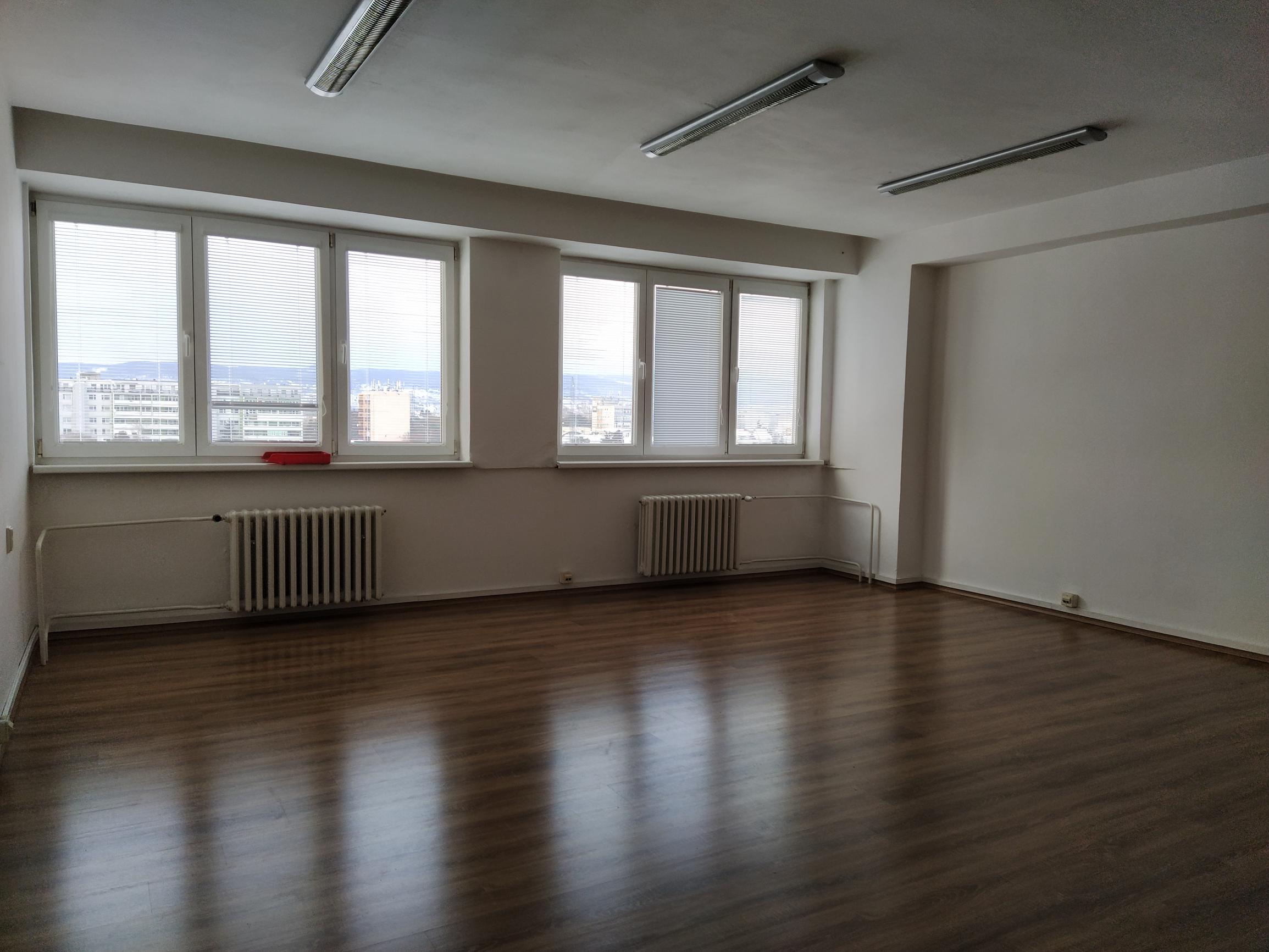 LEN: 400.-€/ mesiac s umývadlom! kancelária/ viacúčelová miestnosť 40m2 + parkovanie, Bulharská ul., BA II., Trnávka.