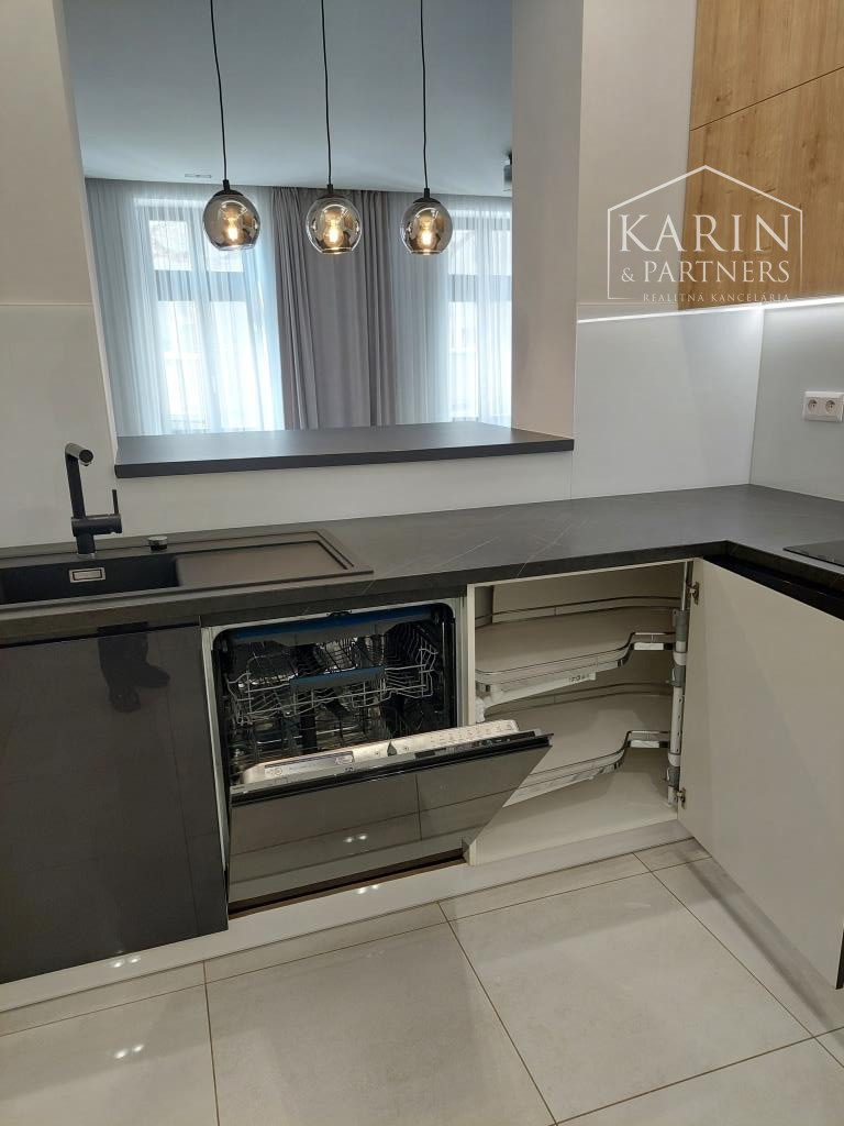 Staré Mesto - veľkometrážny reprezentatívny byt 167 m2, ul. Cintorínska