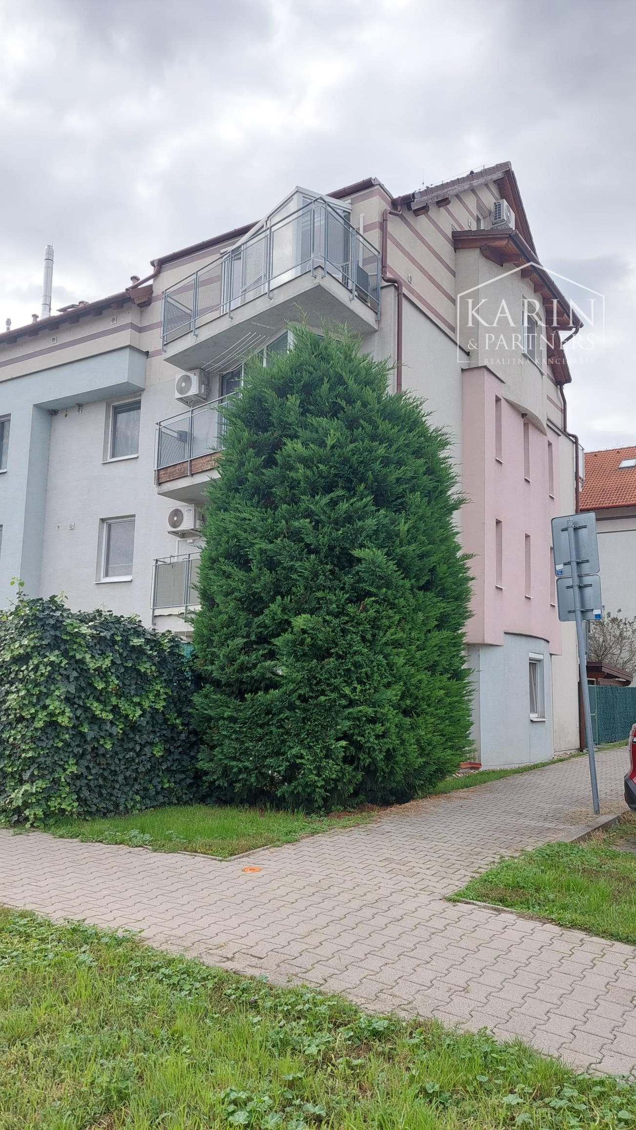 2 izbový  zariadený byt vo Svätom Jure len 14 km od Bratislavy