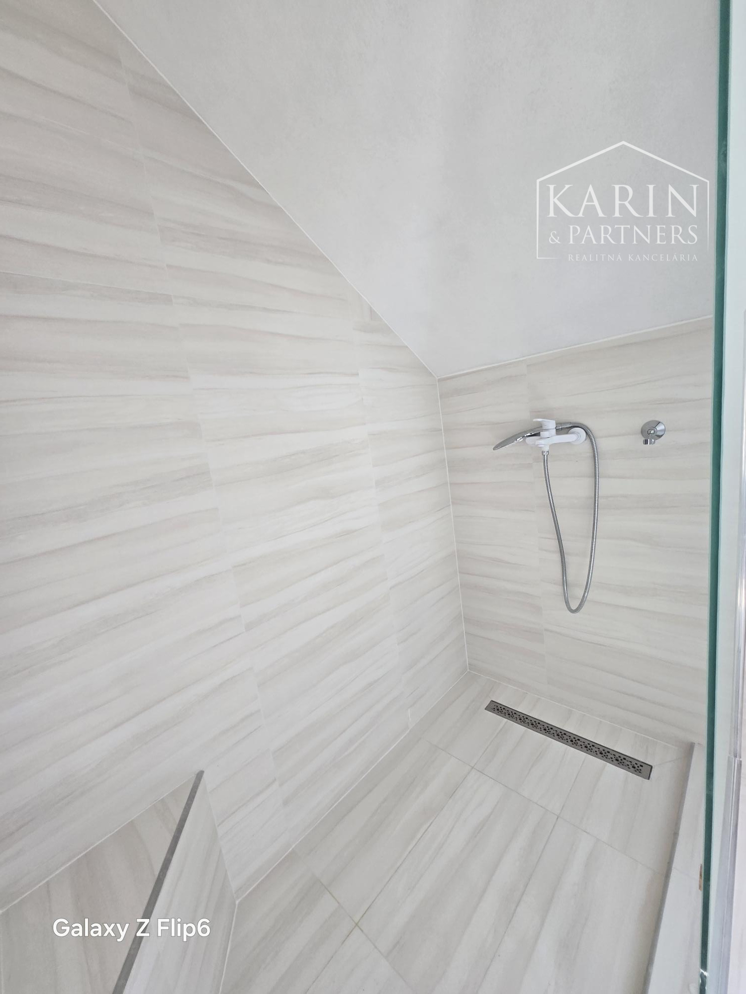 Predaj-rodinný dom 6 izbová novostavba, pozemok 998m2 v Maďarskej obci Bezenye.