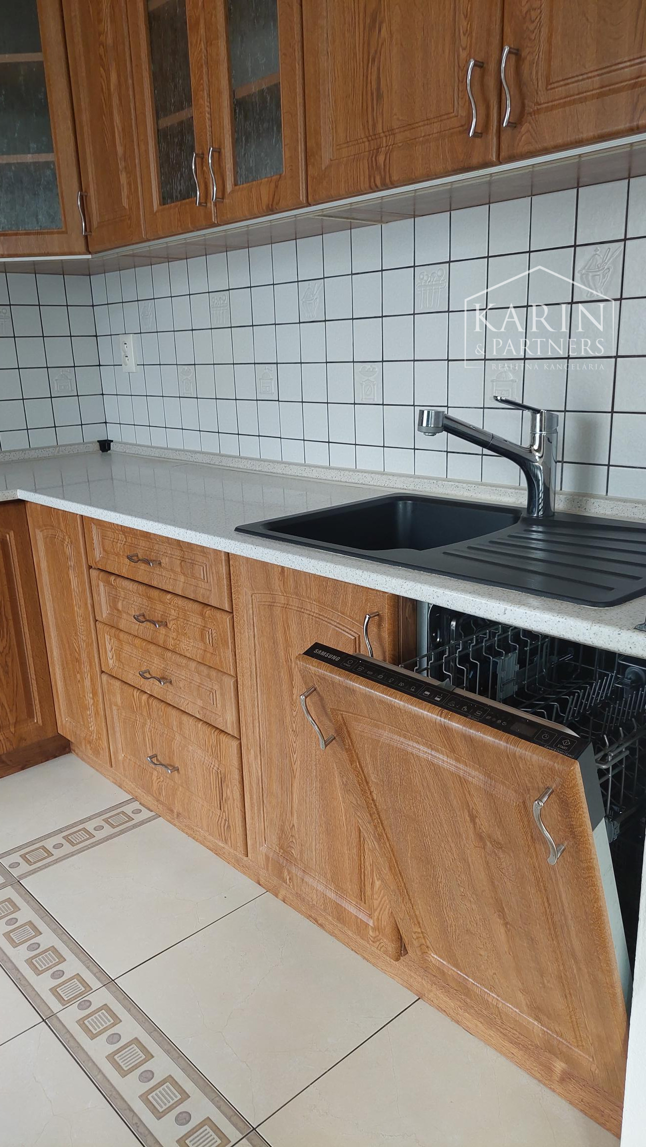 Vajnory - 3 izbový byt s loggiou, pivnicou  a parkovaním