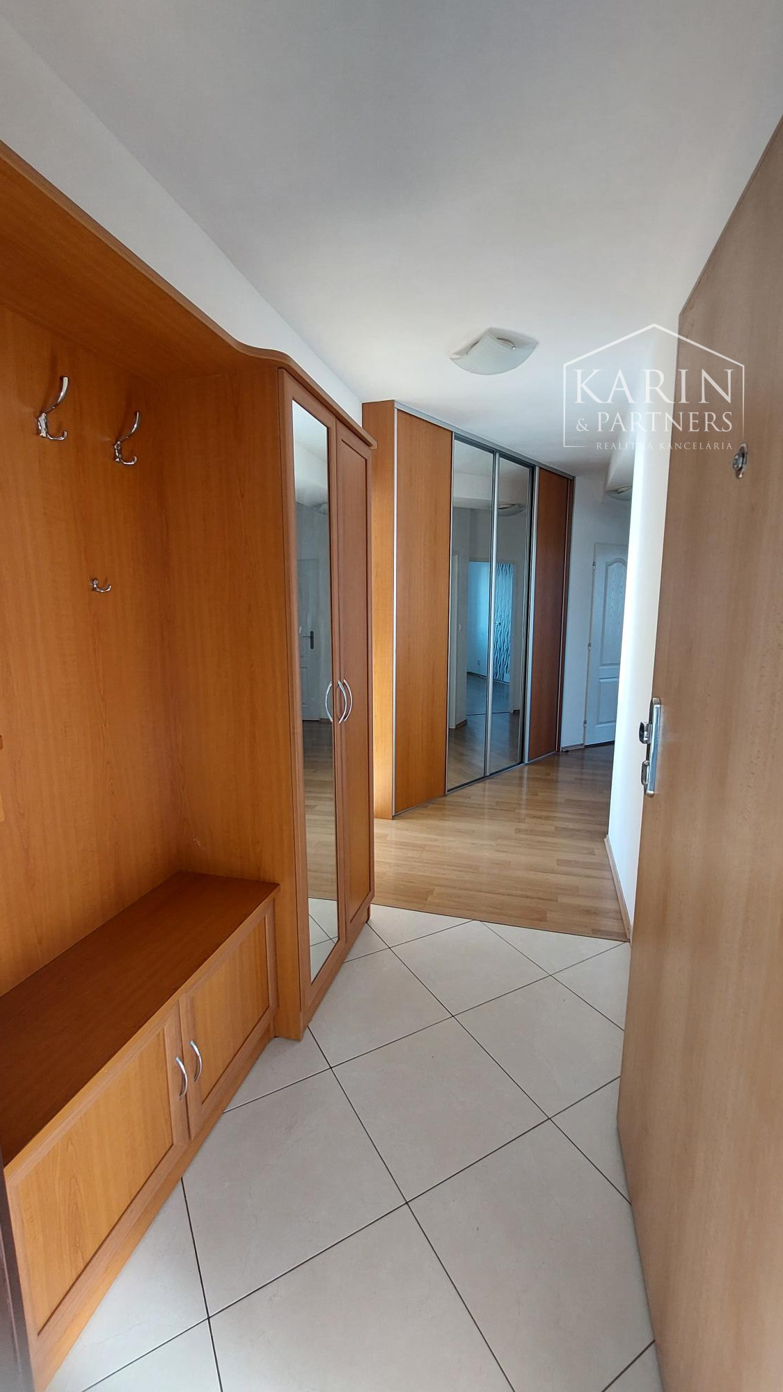 Vajnory - 3 izbový byt s loggiou, pivnicou  a parkovaním