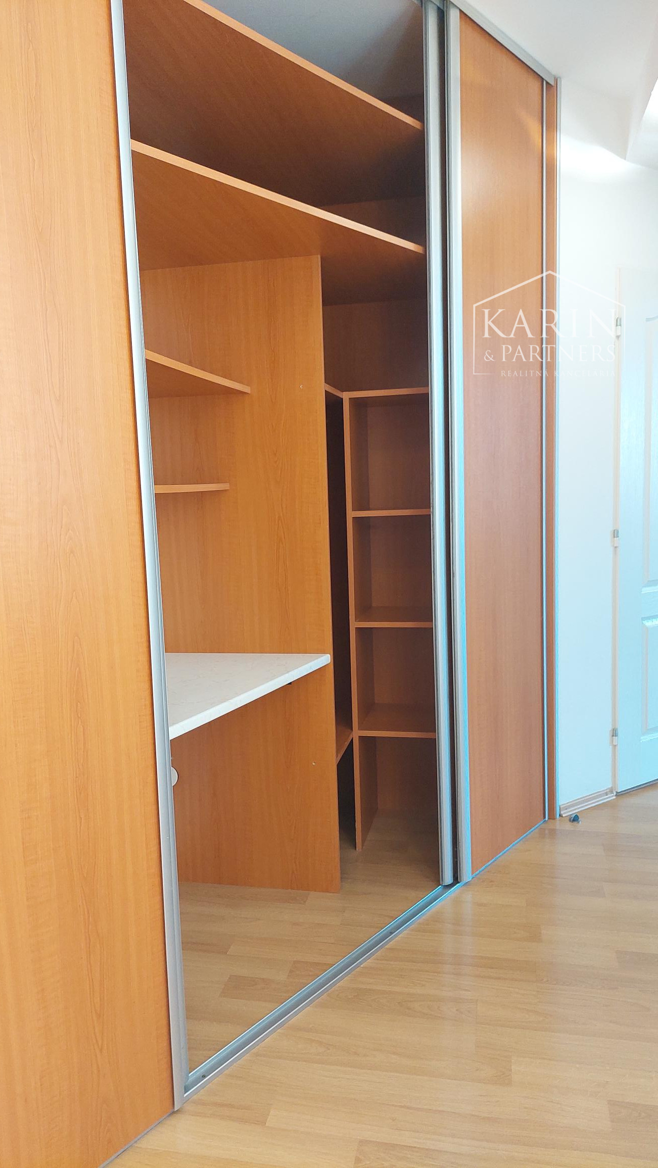 Vajnory - 3 izbový byt s loggiou, pivnicou  a parkovaním