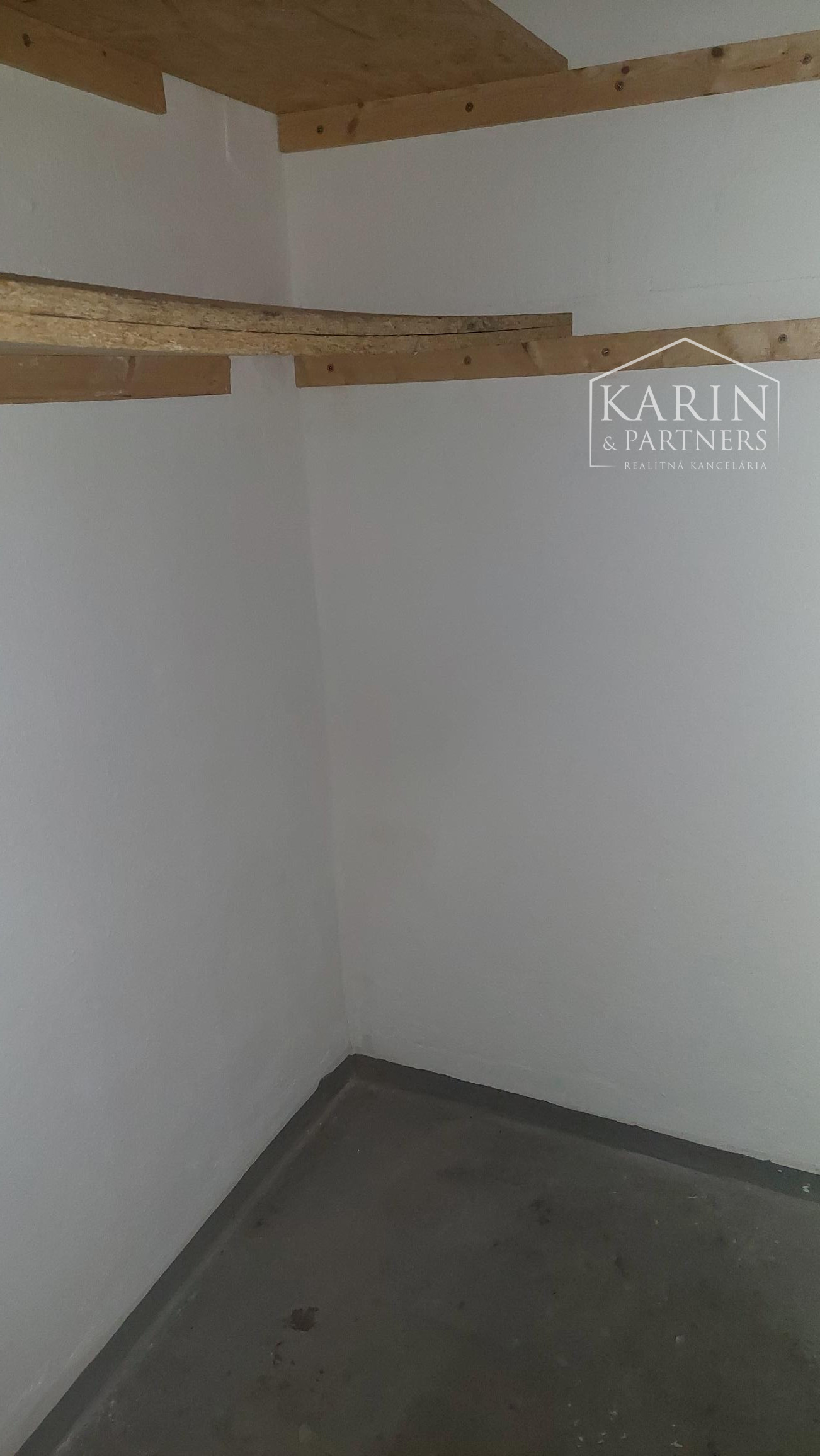 Vajnory - 3 izbový byt s loggiou, pivnicou  a parkovaním