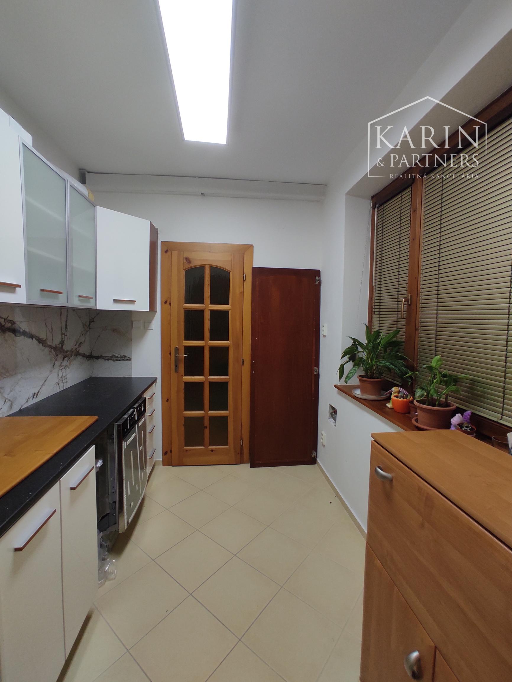 Dvojgeneračný 5-izbový rodinný dom, Ivanka pri Dunaji