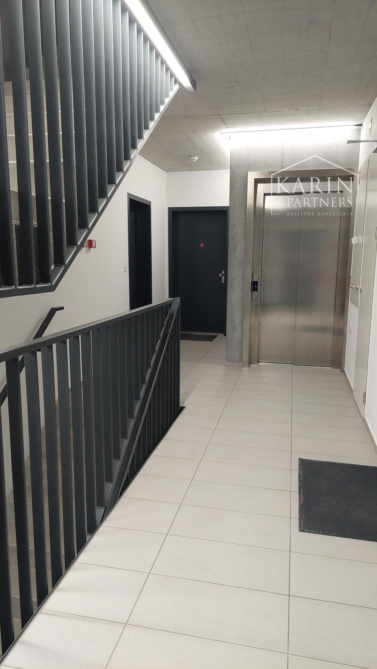 Zariadený 2 izbový byt s parkovaním v garáži a skladom - rezidenčný komplex Čerešne