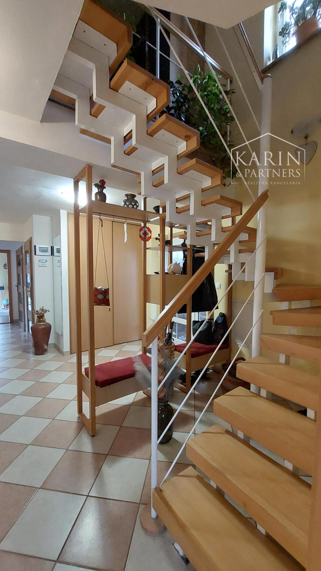 Rodinný dom s atmosférou  - 5 izieb, záhrada, bazén, parkovanie