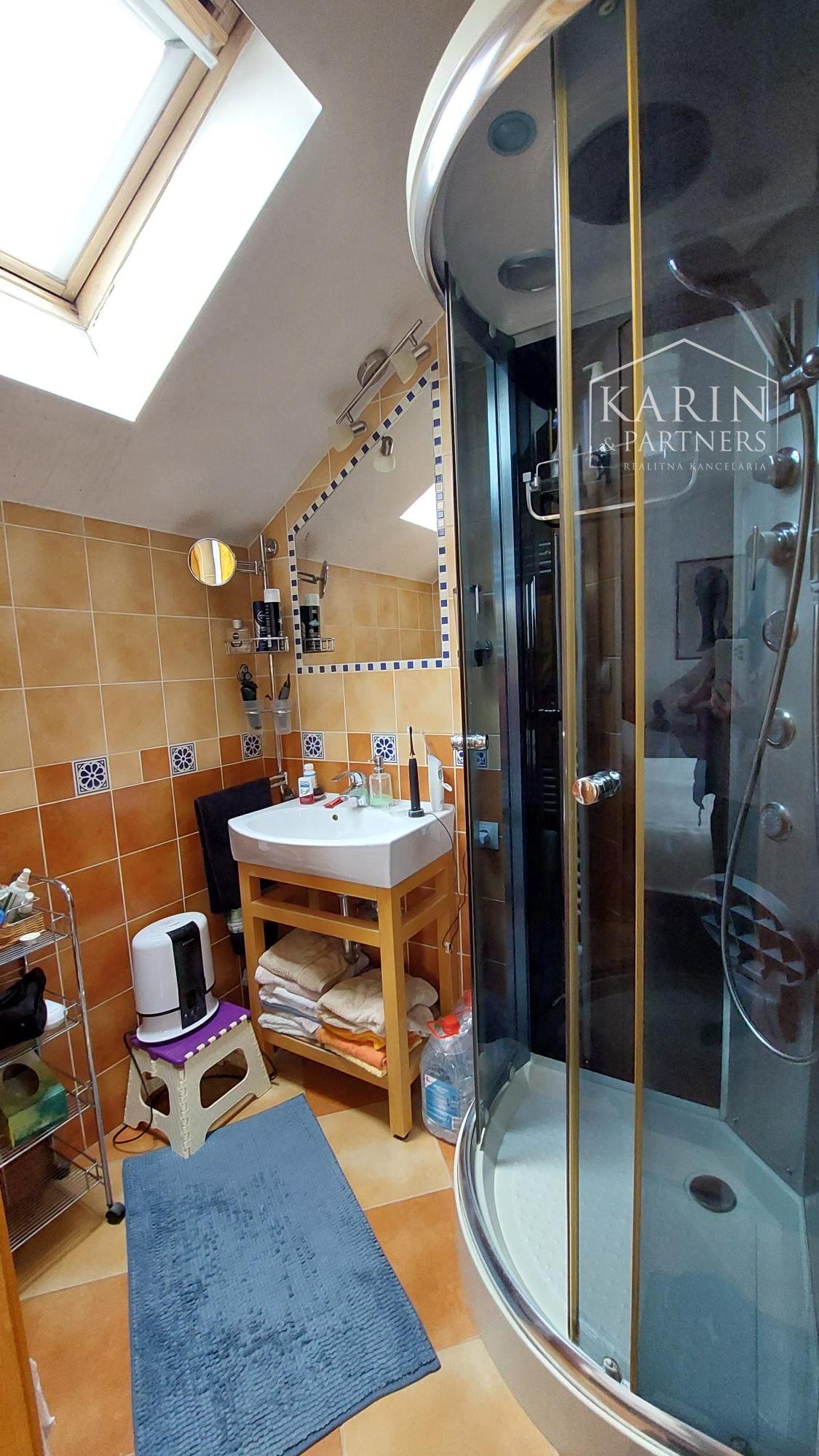 Rodinný dom s atmosférou  - 5 izieb, záhrada, bazén, parkovanie