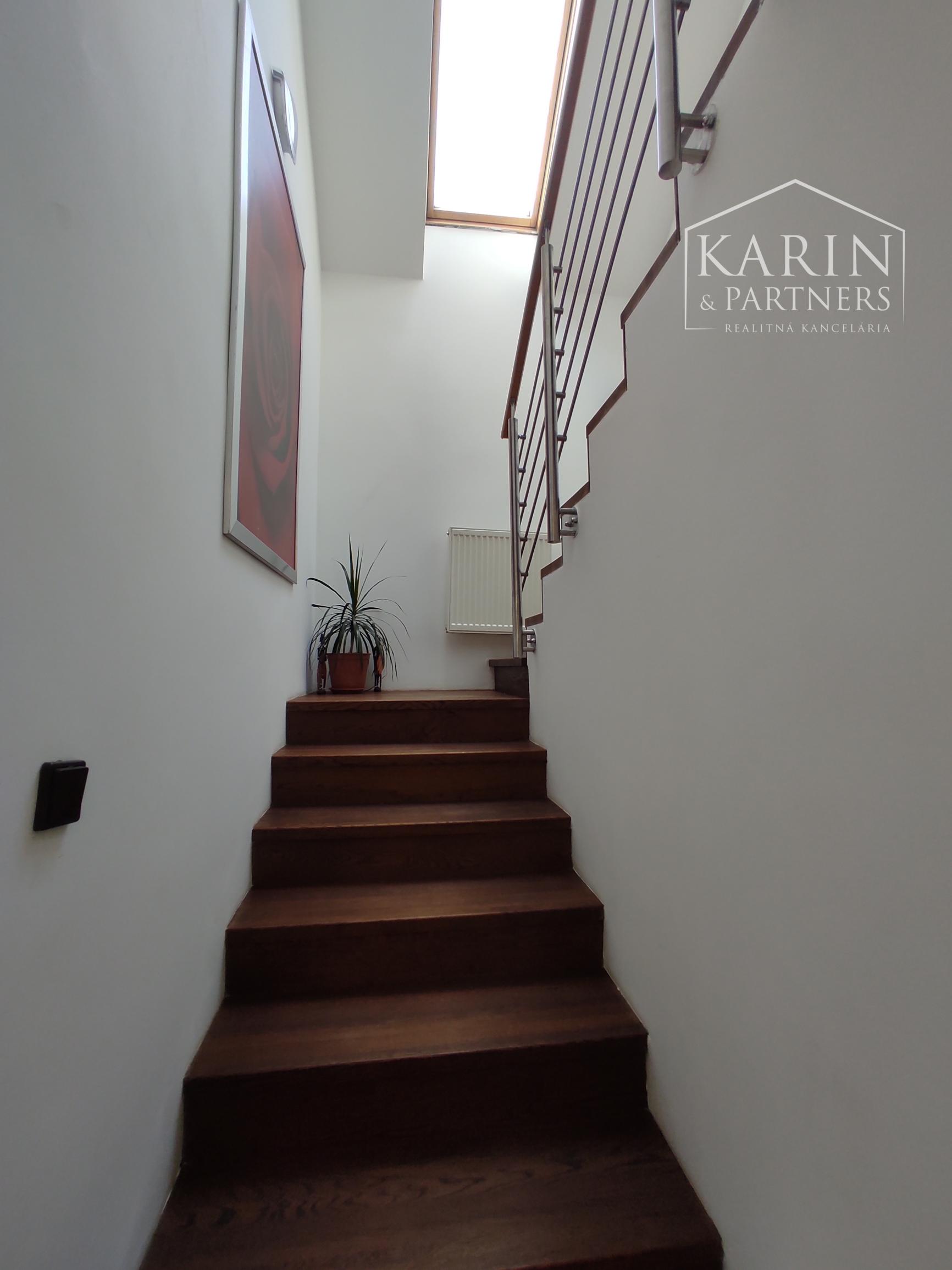 5-izbový rodinný dom s hosťovským bytom v centre Ivanky pri Dunaji