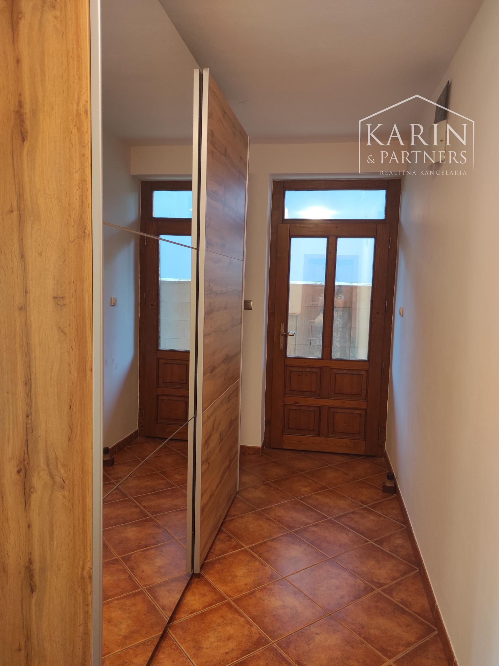 5-izbový rodinný dom s hosťovským bytom v centre Ivanky pri Dunaji