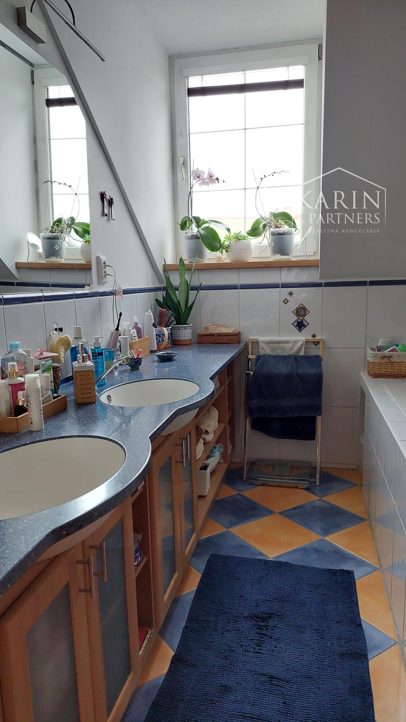 Rodinný dom s atmosférou  - 5 izieb, záhrada, bazén, parkovanie