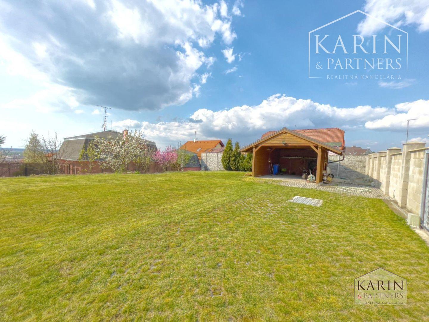 Slnečný stavebný pozemok pre rodinný dom v meste Holíč