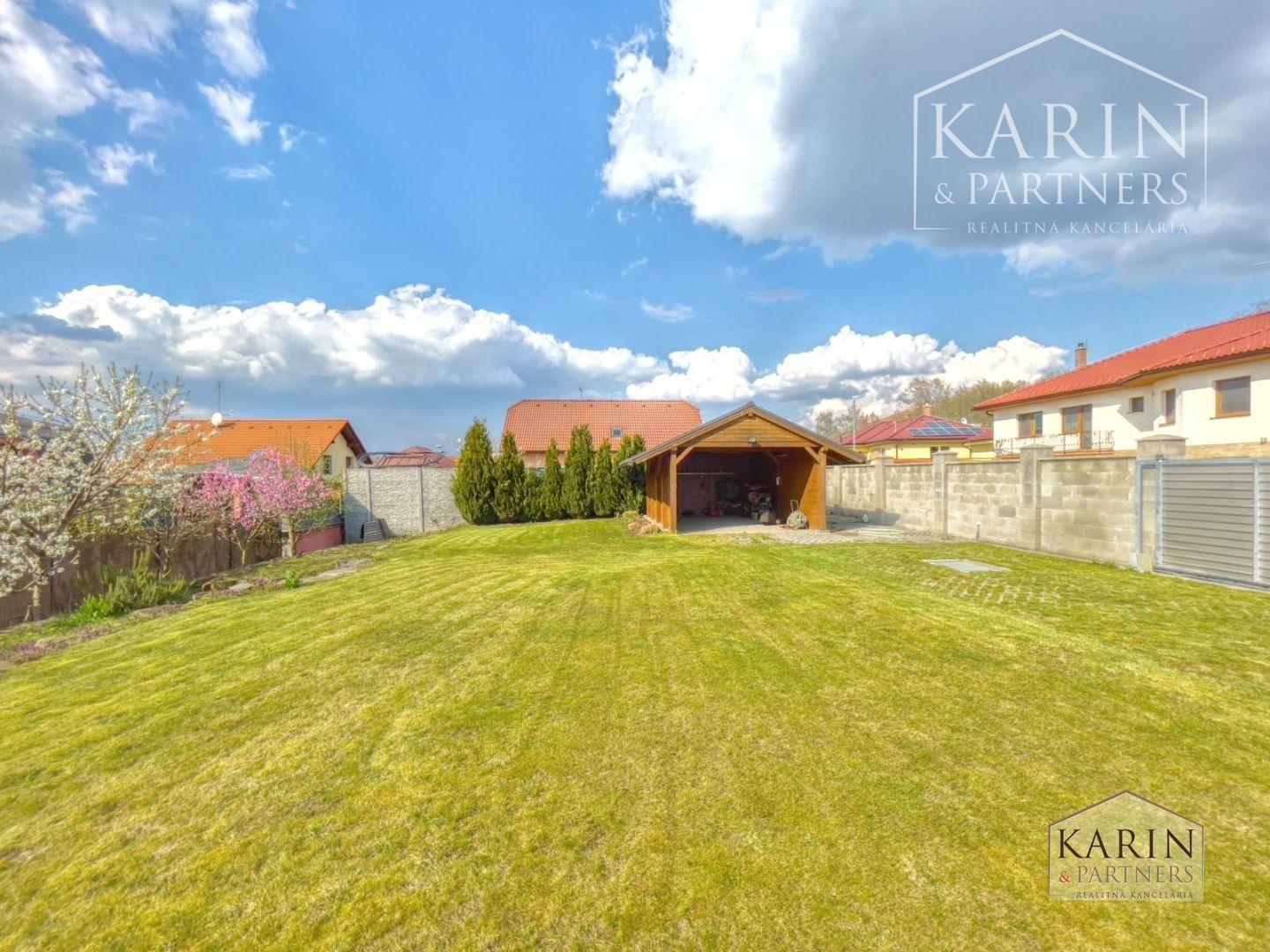 Slnečný stavebný pozemok pre rodinný dom v meste Holíč