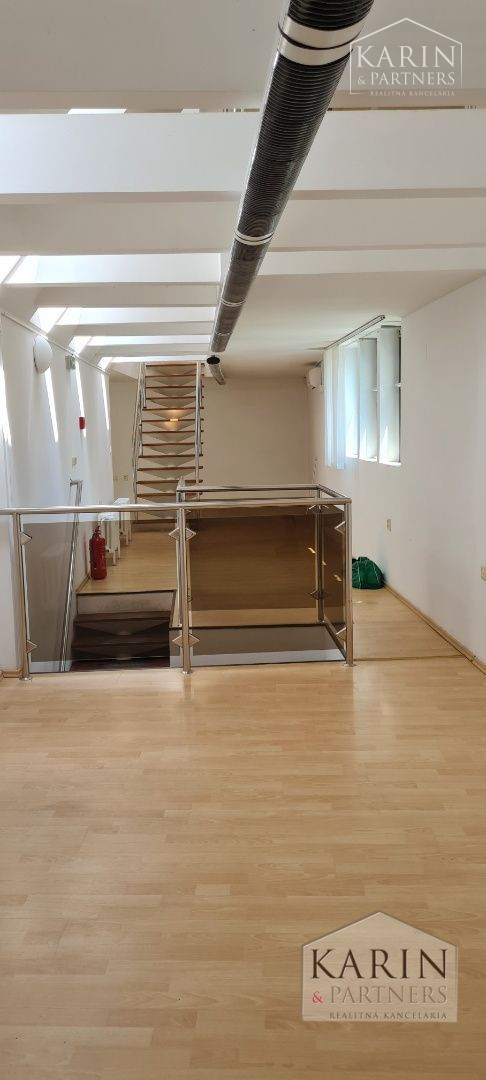 Prenájom – nebytové priestory - kancelárie 177m2 a 58m2 v historickej budove na Obchodnej ul. - Staré mesto– TOP PONUKA!