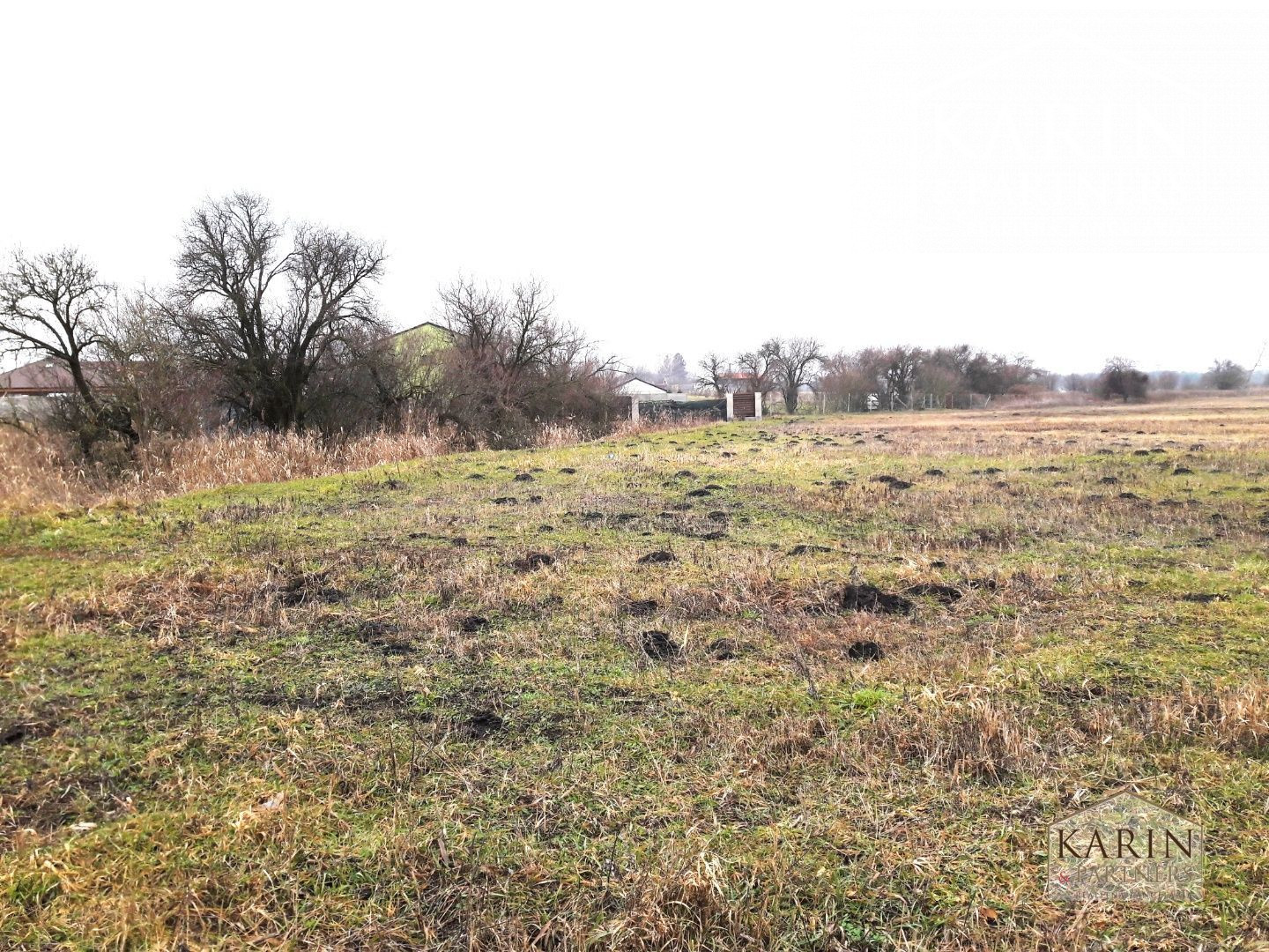 Predaj – Stavebný pozemok na 2 rodinné domy v obci Láb okr. Malacky. TOP PONUKA!