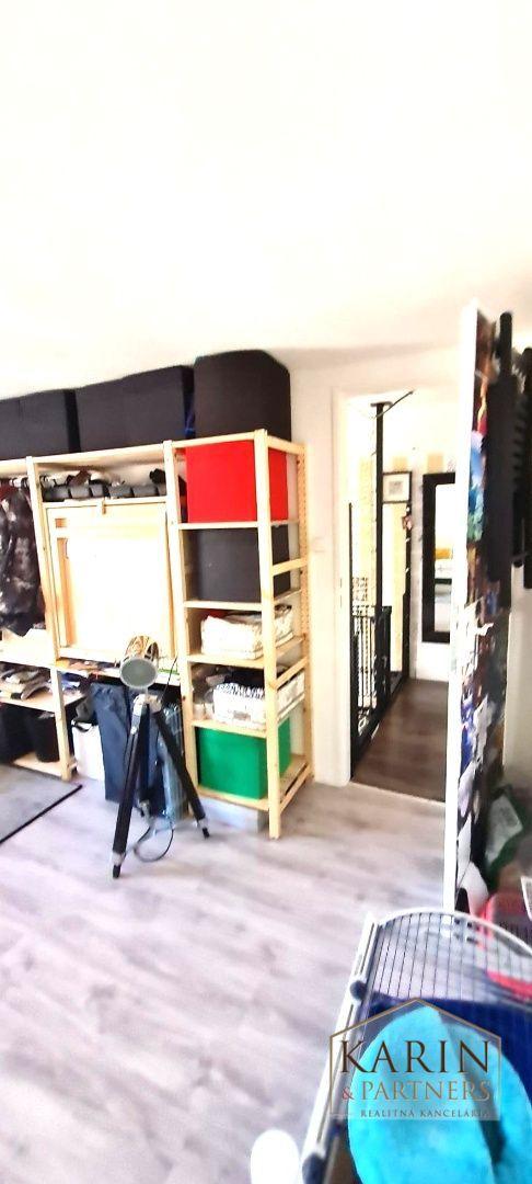 Prenájom / odstúpenie – ateliér / salón krásy s bývaním, Ružinov (BA II)