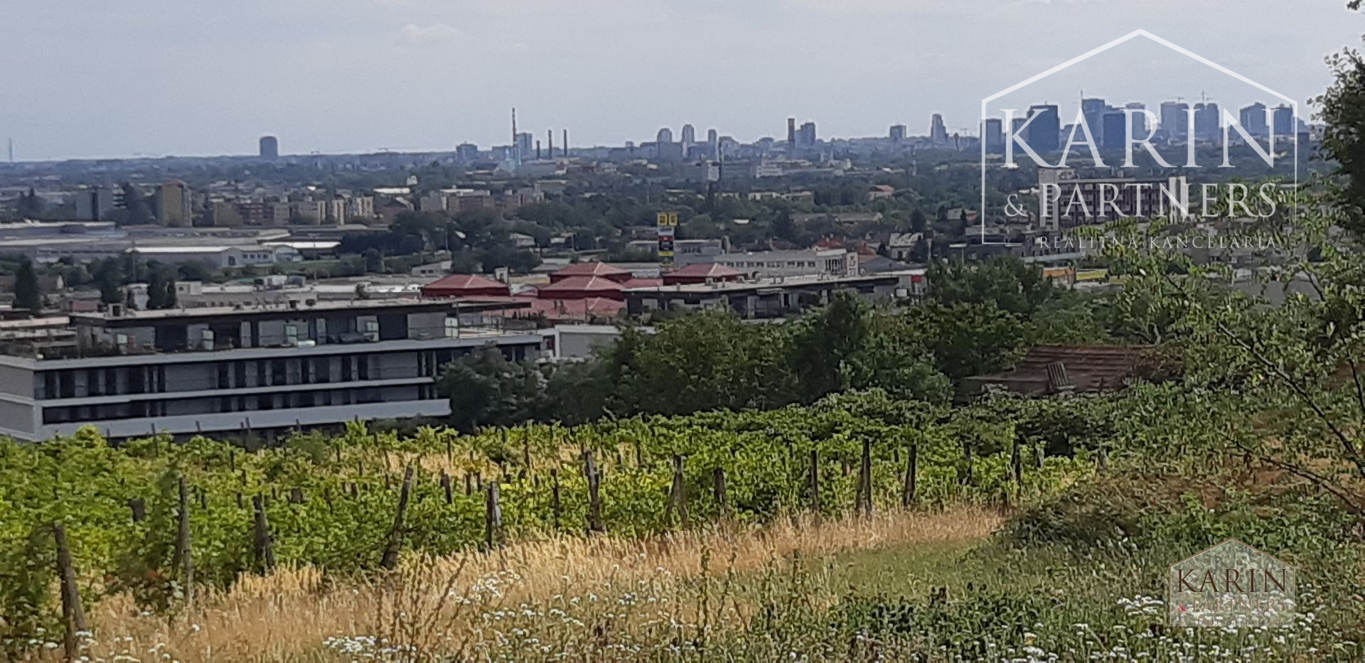 NA PREDAJ  POZEMOK NA INVESTÍCIU BRATISLAVA –RAČA , KAMILKOVÁ UL.